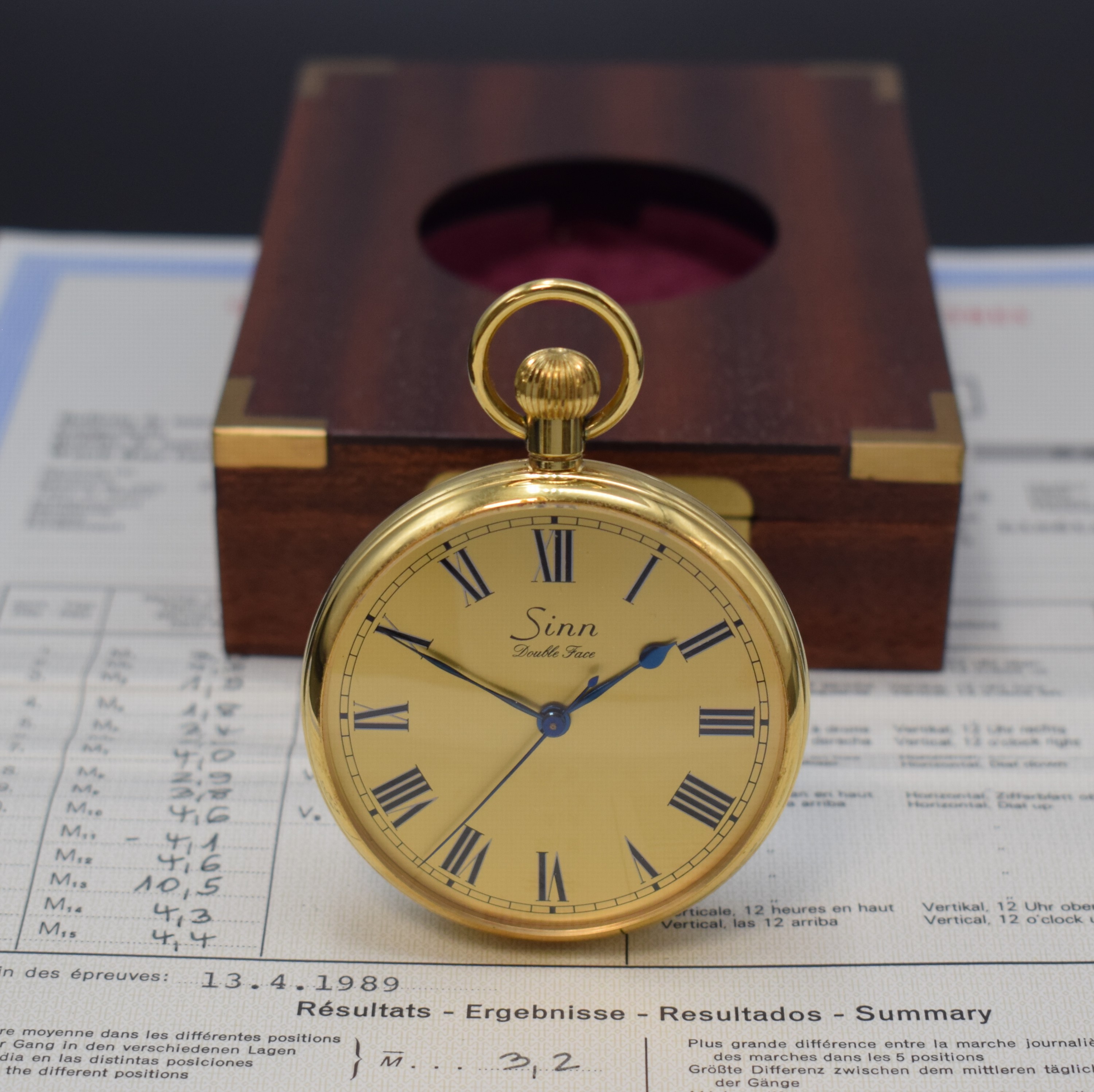SINN seltene B-Uhr Double Face, verg. Metallgeh. beids. vergl., gold. Zifferbl. m. röm. Std., gebl. Zeiger, Anz. v. Std., Min. und Zentralsek., Werk ...