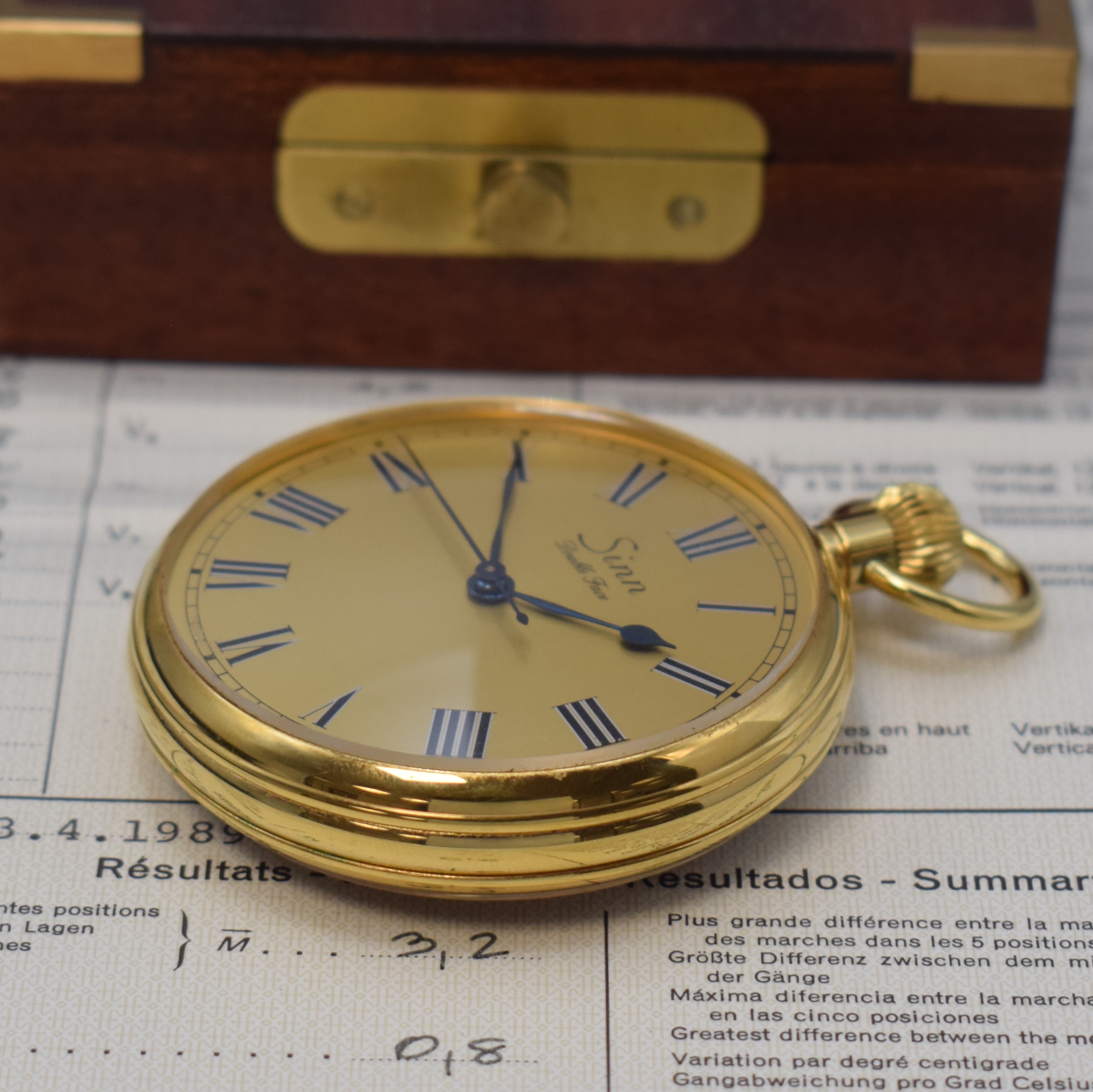 Detail b: SINN seltene B-Uhr Double Face, verg. Metallgeh. beids. vergl., gold. Zifferbl. m. röm. Std., gebl. Zeiger, Anz. v. Std., Min. und Zentralsek., Werk ...