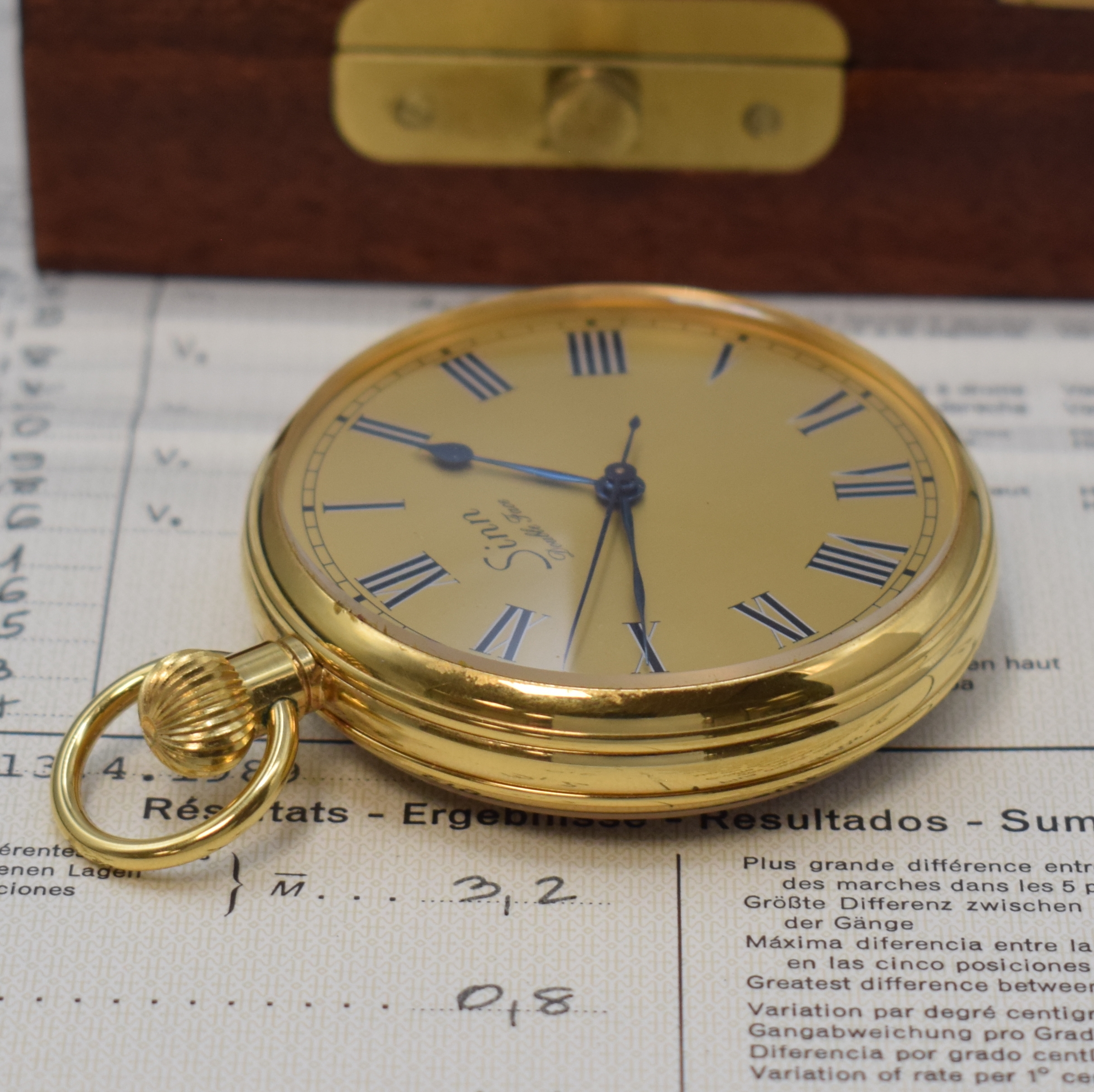 Detail c: SINN seltene B-Uhr Double Face, verg. Metallgeh. beids. vergl., gold. Zifferbl. m. röm. Std., gebl. Zeiger, Anz. v. Std., Min. und Zentralsek., Werk ...
