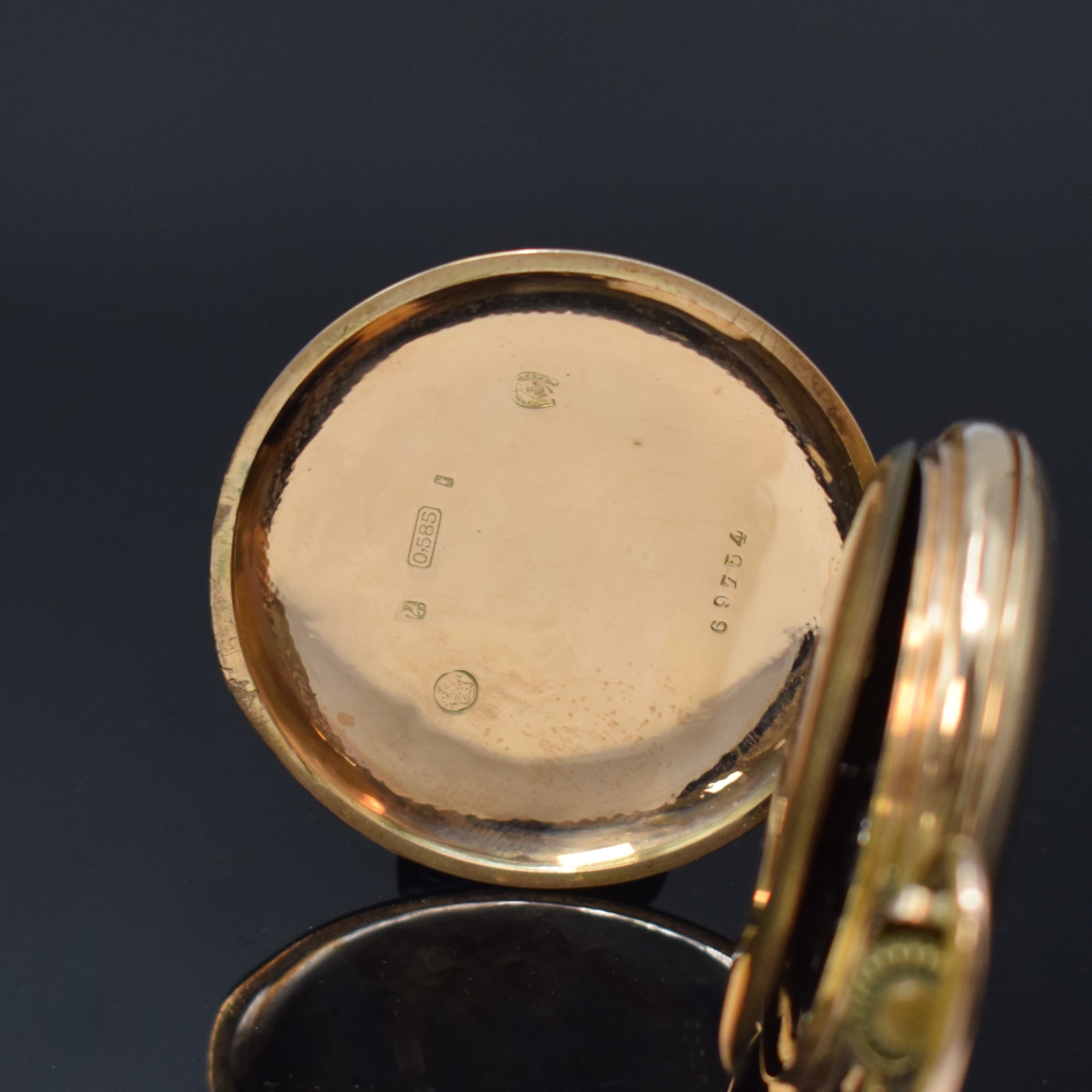 Detail d: Savonette Herrentaschenuhr in RG 585/000, Schweiz um 1910, guill. 2-Deckel Goldgeh. dell., Sprungdeckel m. Schmuckmonogramm BH, verg. Cuv., ...