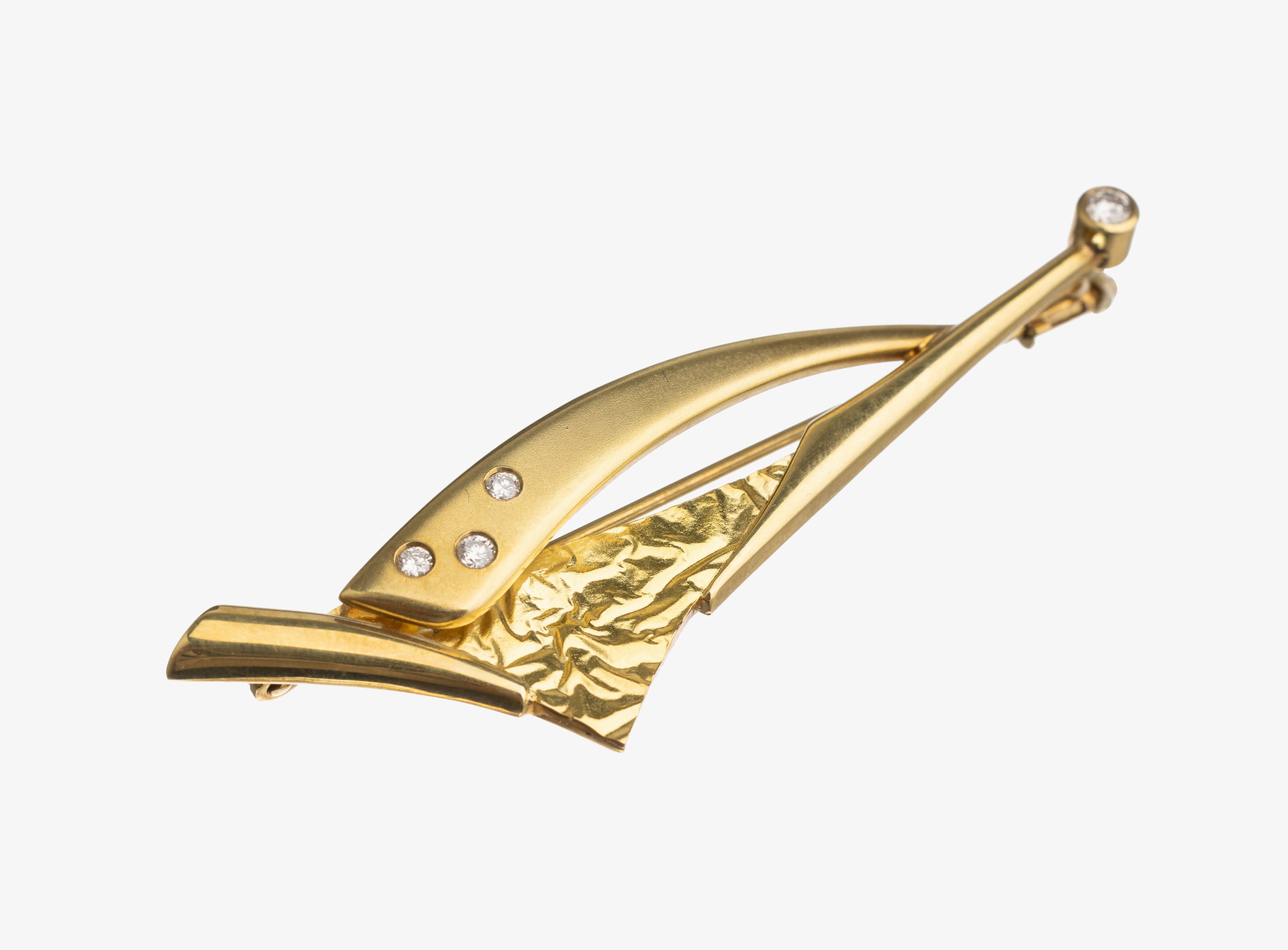 14 kt Gold Brillant Brosche, GG 585/000, z.T. strukt., 4 Brillanten zus. ca. 0.30 ct feines Weiß/si, ca. 17.2 g