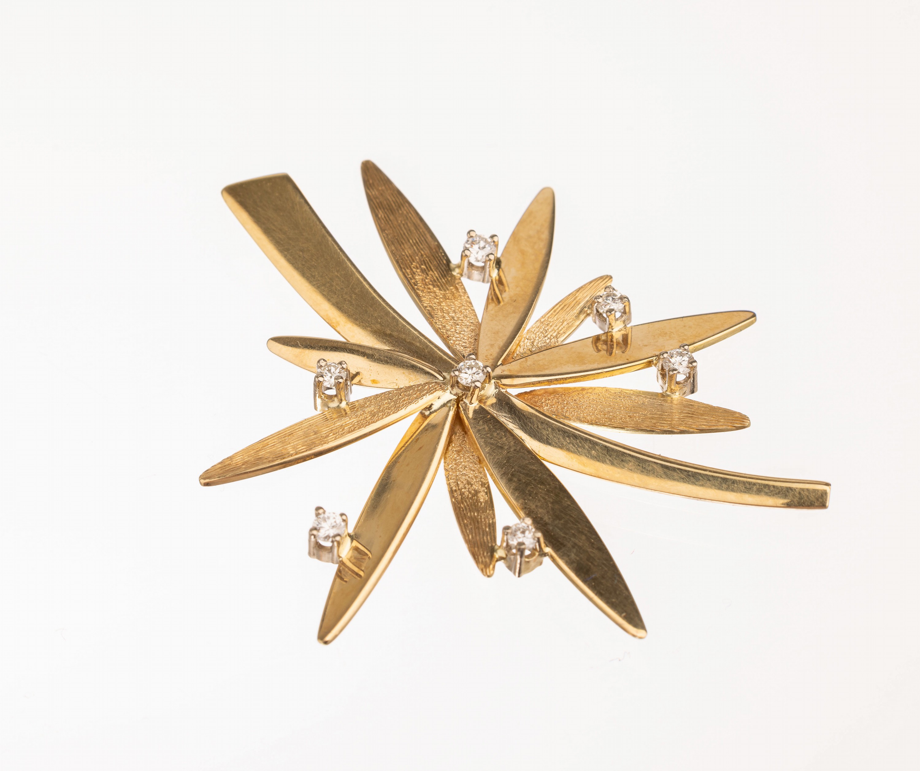 14 kt Gold Brillant-Anhänger GG 585/000, teil sat., pol., 7 Brillanten zus. ca. 0.30 ct feines Weiß/lp, L. ca. 5.2 cm, ca. 9.4 g