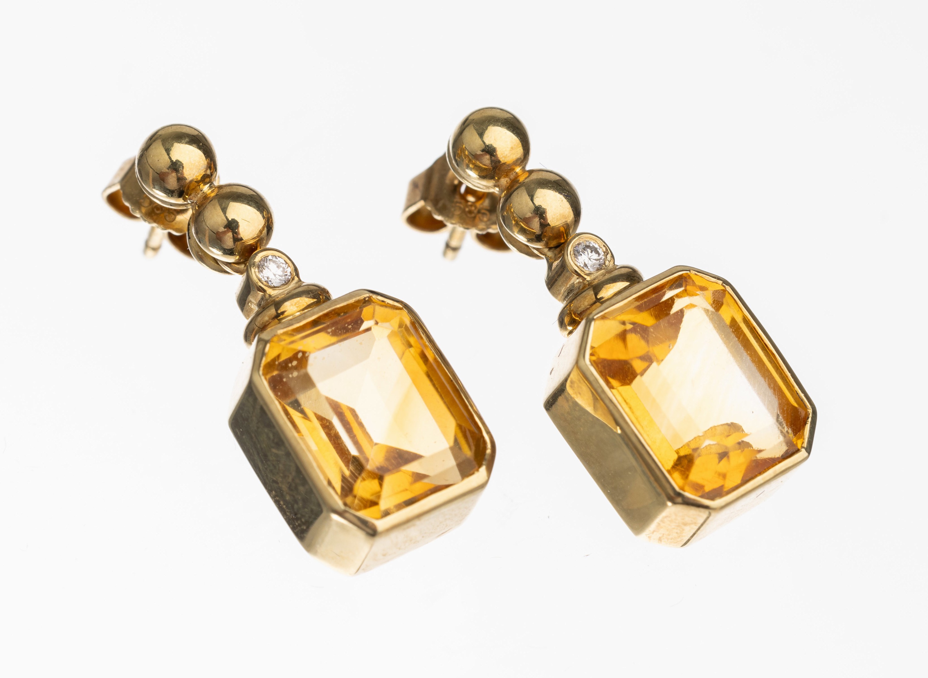 Paar 14 kt Gold Citrin-Brillant-Ohrstecker, GG 585/000, 2 Brillanten zus. ca. 0.04 ct Weiss/si, Abhängung bewegl. 2 Citrine im Treppenschliff zus. ...
