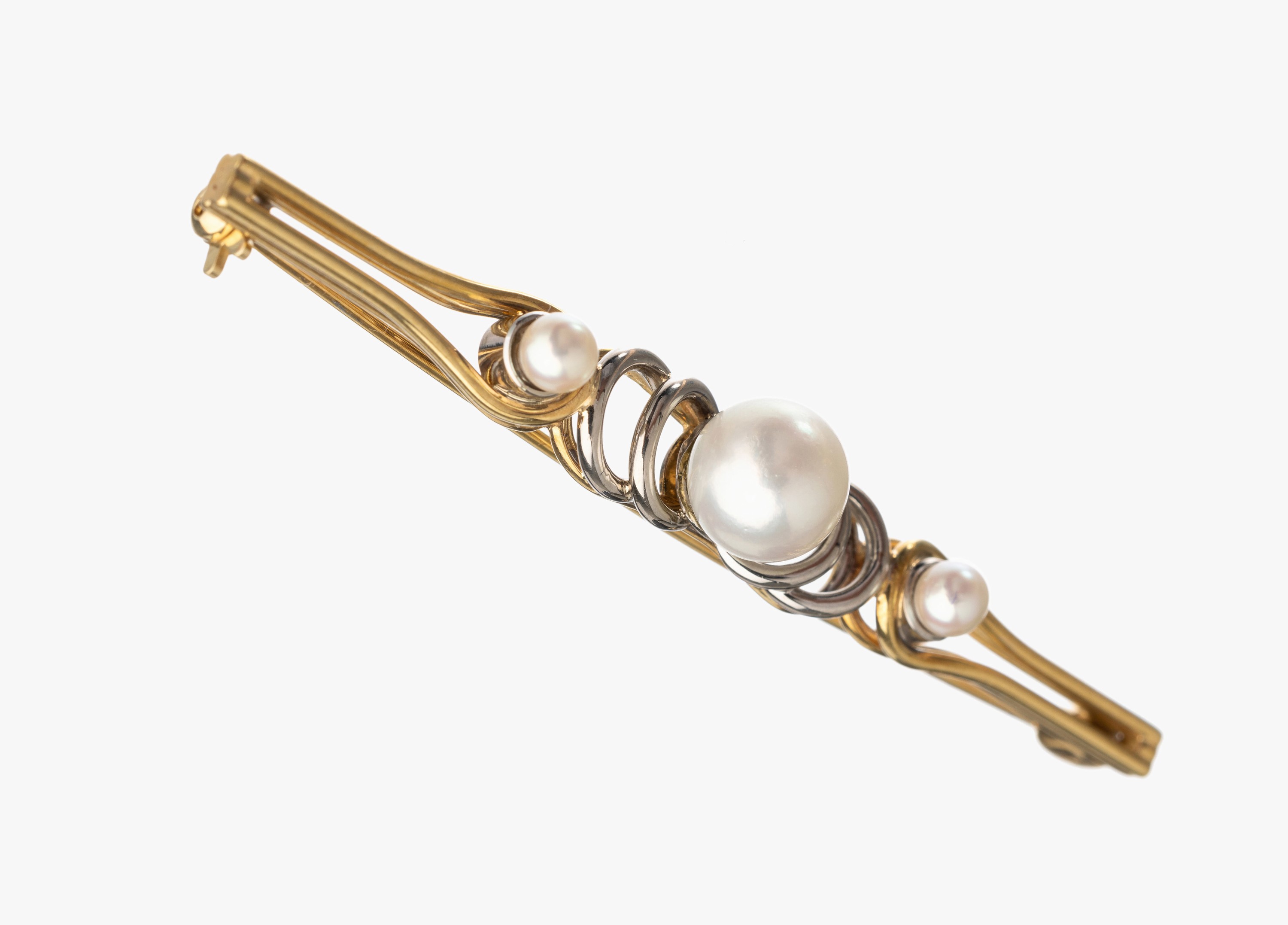14 kt Gold Zuchtperl Brosche, GG/WG 585/000, mittig weiße Zuchtperle ca. 6.3 mm, 2 weitere weiße Zuchtperlen ca. 2 mm, ca. 7.9 g