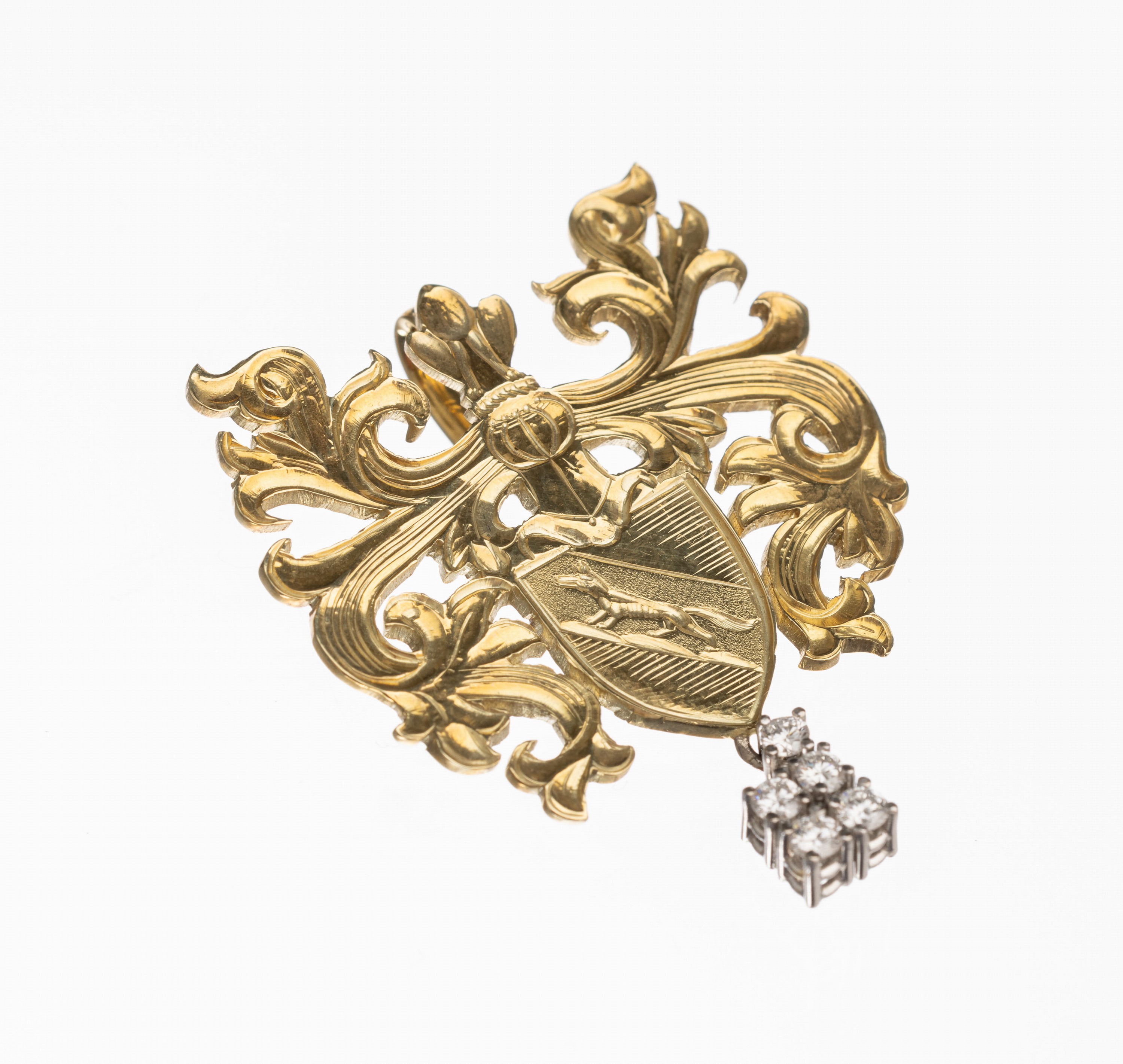 14 kt Gold Brillant-Wappenbrosche, GG/WG 585/000, grav. und punz., WG Abhängung mit 5 Brillanten zus. ca. 0.15 ct Weiß/si, ca. 6.6 g, ca. 3 x 2.7 ...