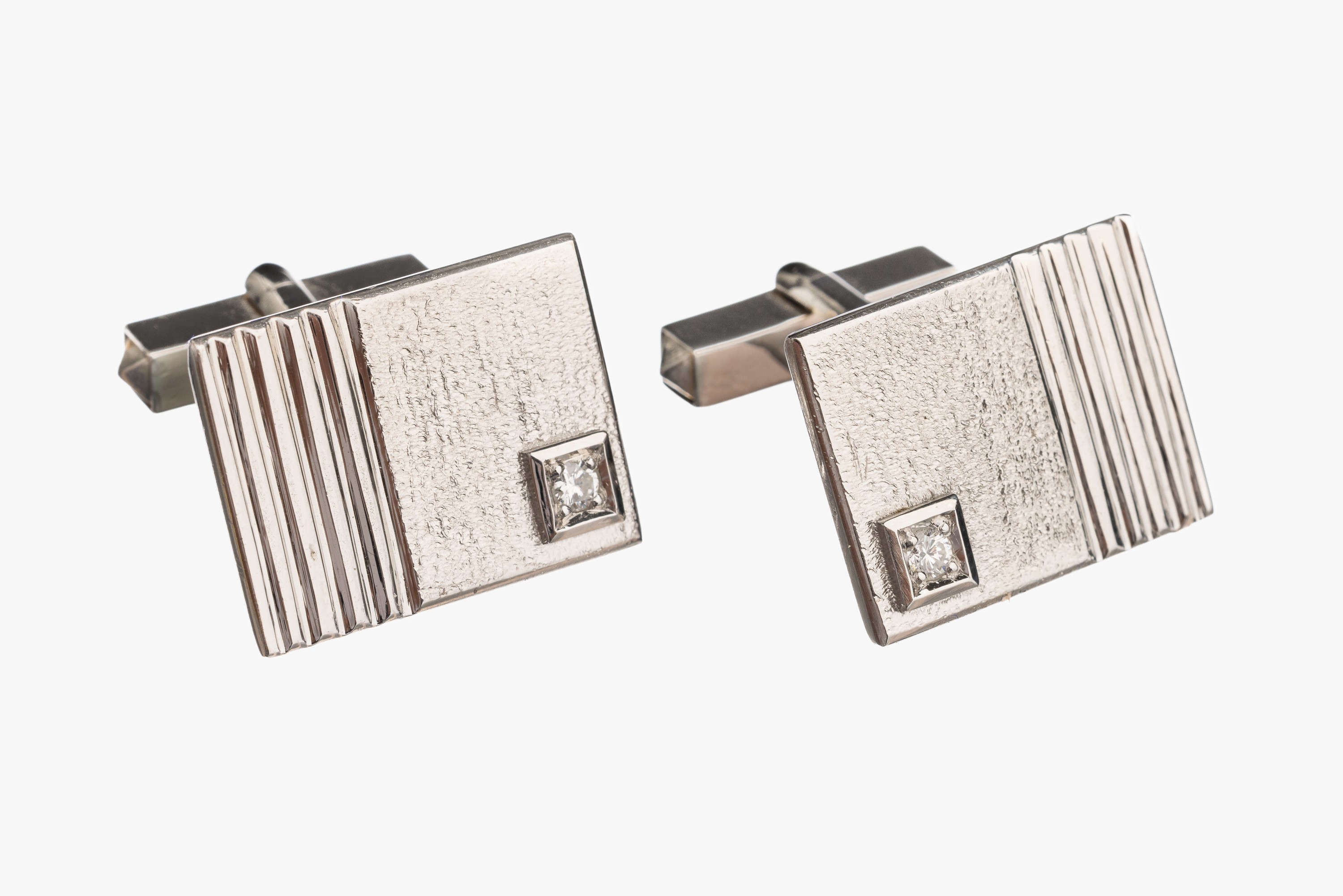 Paar 14 kt Gold Brillant Manschettenknöpfe, WG 585/000, sat. und gerillt, 2 Brillanten zus. ca. 0.10 ct Weiß/vs, ca. 17.4 g