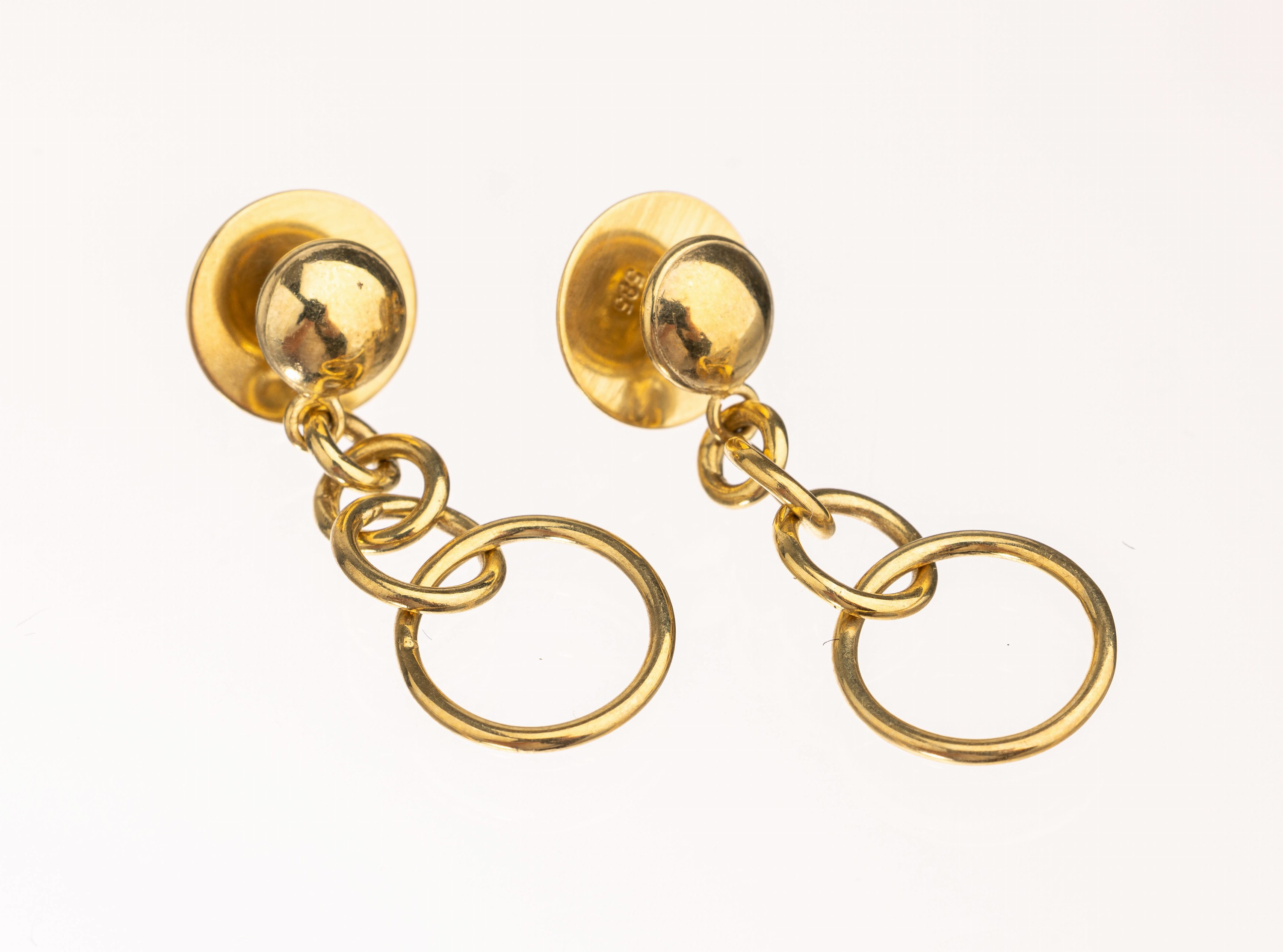 Paar 14 kt Gold Ohrgehänge, GG 585/000, in sich greifende Ringe in versch. Größen, ca. 4.6 g, L. ca. 3 cm