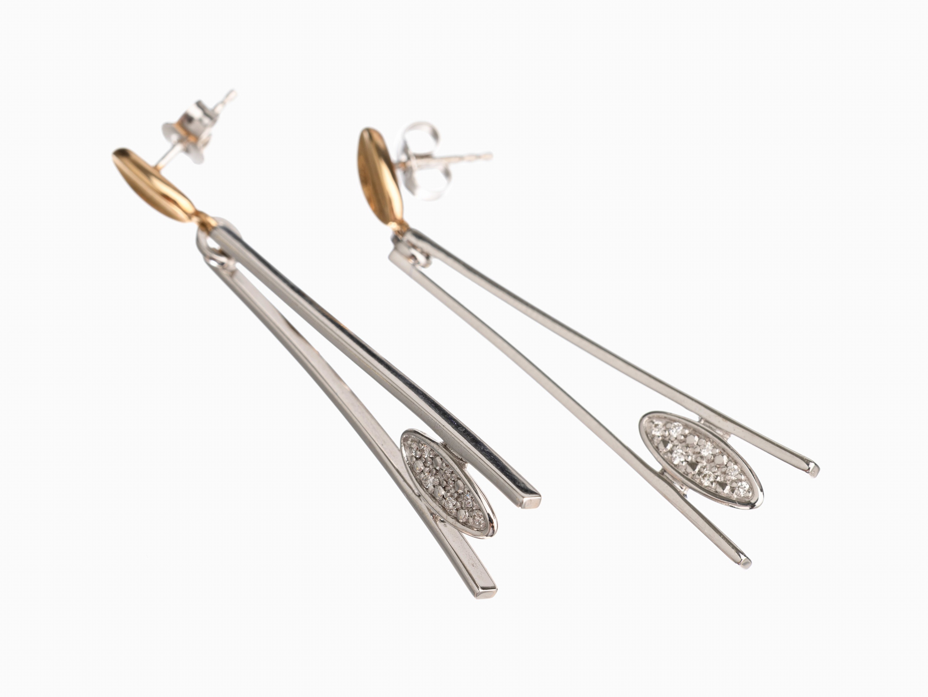 Paar 14 kt Gold Brillant Ohrstecker, WG/GG 585/000, bes. mit 14 Brillanten zus. ca. 0.10 ct feines Weiß/vs. ca. 7.2 g, L. ca. 5 cm