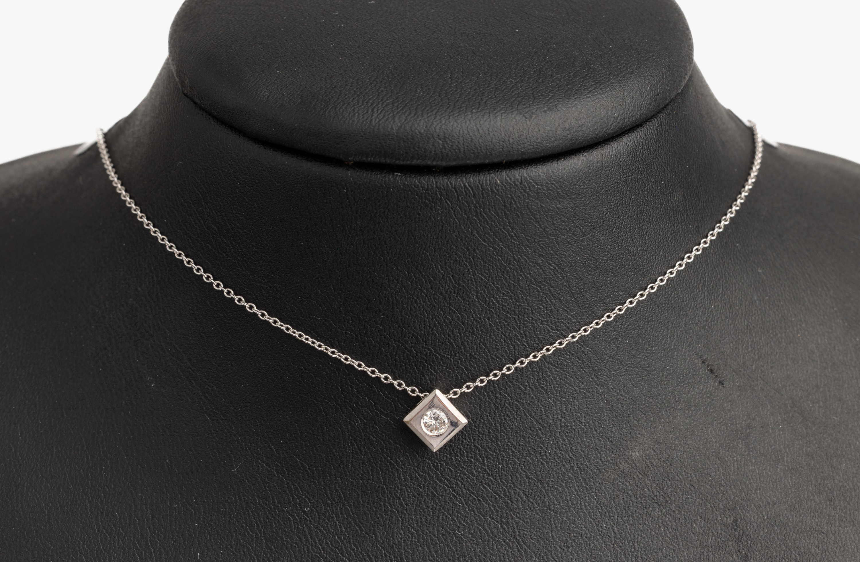 18 kt Gold Brillantanhänger mit Kette, WG 750/000, Brillant ca. 0.12 ct Weiß/si, ca. 3 g, an Kette, L. ca. 40 cm, Federringschließe