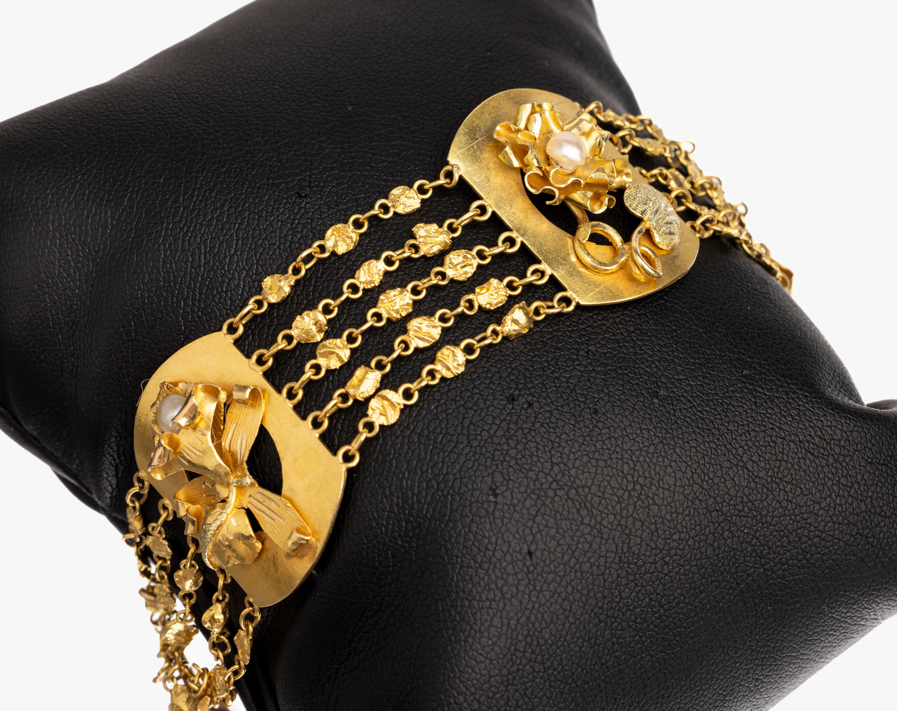 14 kt Gold Armband, GG 585/000 (gepr.), Goldplatten mit aufgelegten Blüten, Blütenstempel mit kl. Perle, Zwischenglieder 5-rhg., L. ca. 18.5 cm, ...