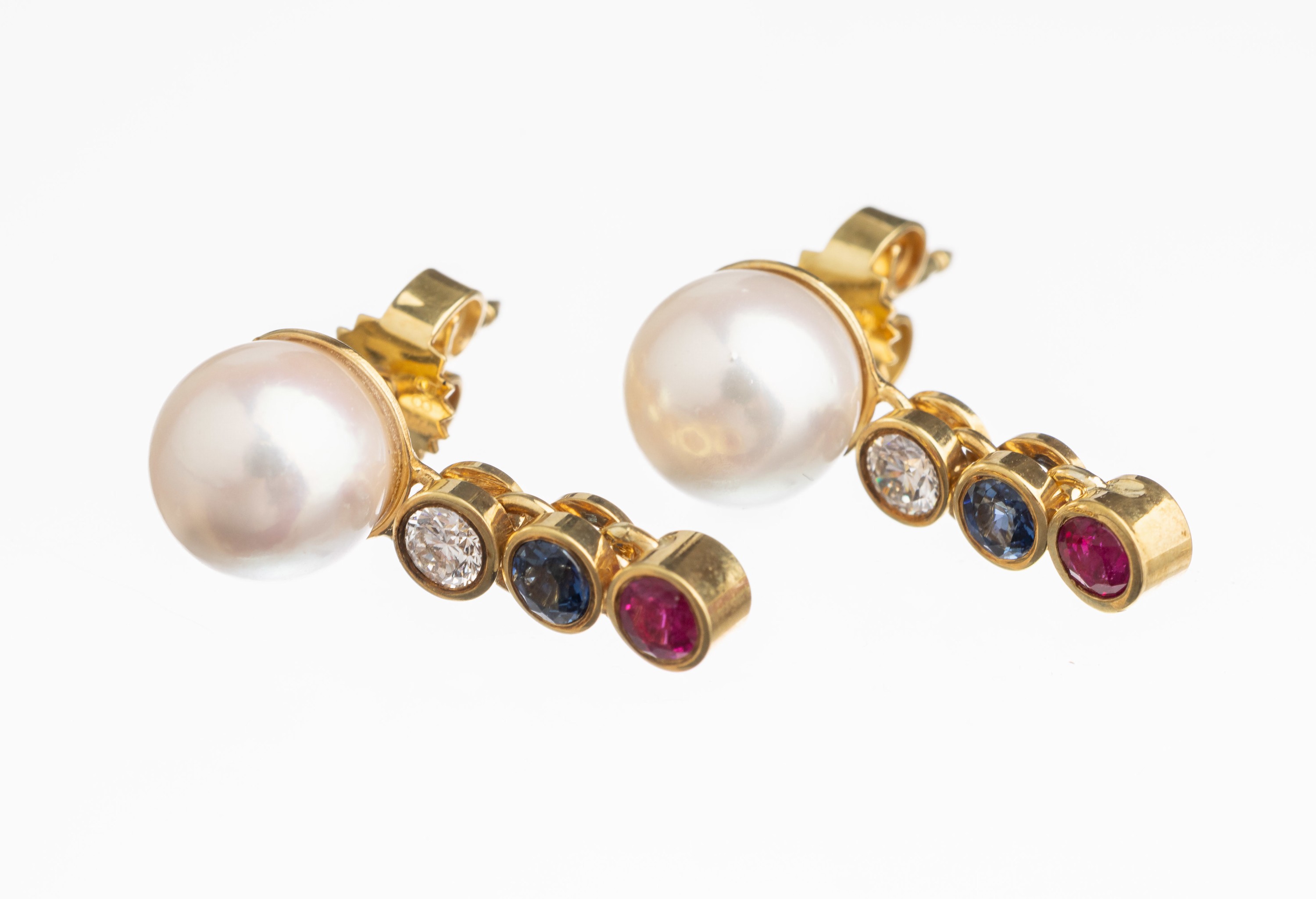Paar 14 kt Gold Rubin-Saphir-Brillant Akoyazuchtperl-Ohrstecker, GG 585/000, 2 rundfacett. Rubine zus. ca. 0.20 ct, 2 rundfacett. Saphire zus. ca. ...