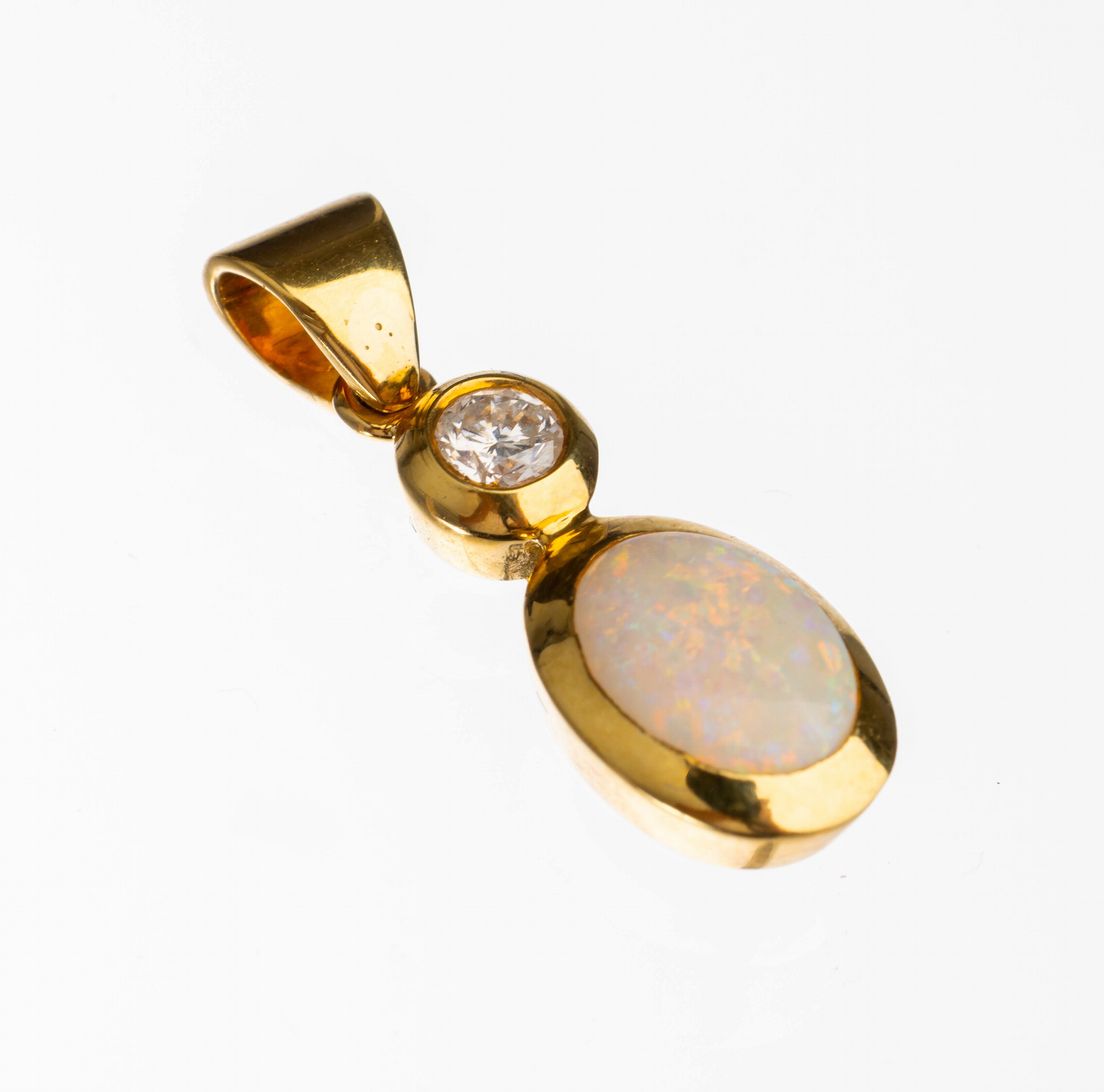 18 kt Gold Opal Brillant Anhänger, GG 750/ 000, Brillant ca. 0.20 ct Weiß/si, ovaler Opalcabochon ca. 1.20 ct, mit sehr schönem Farbspiel, ca. ...