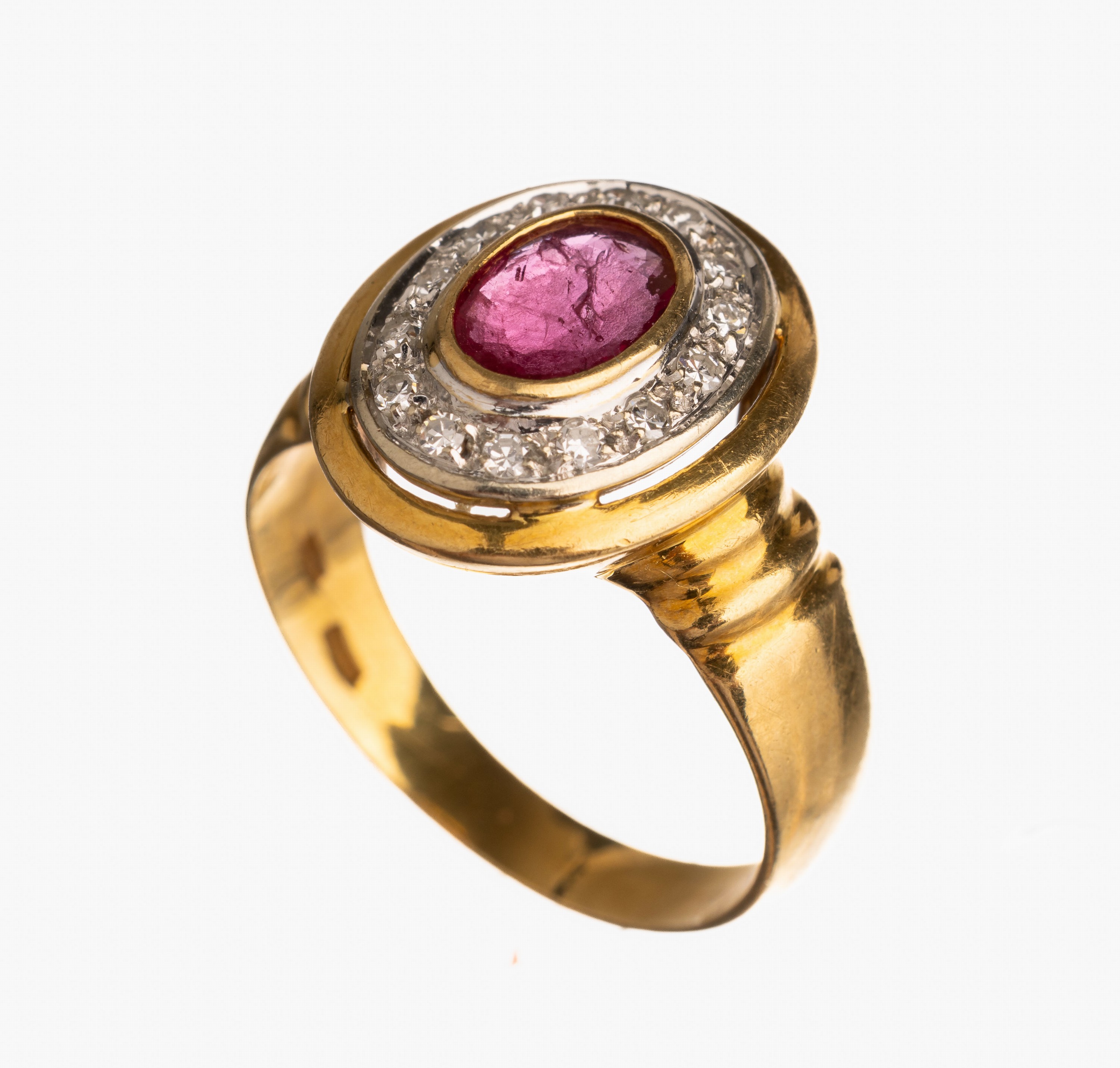 18 kt Gold Rubin-Diamant-Ring, GG/WG 750/000, ovalfacett. Rubin ca. 1.20 ct, 14 8/8-Diamanten in WG gefaßt zus. ca. 0.14 ct Weiß/si, total ca. 6.4 ...