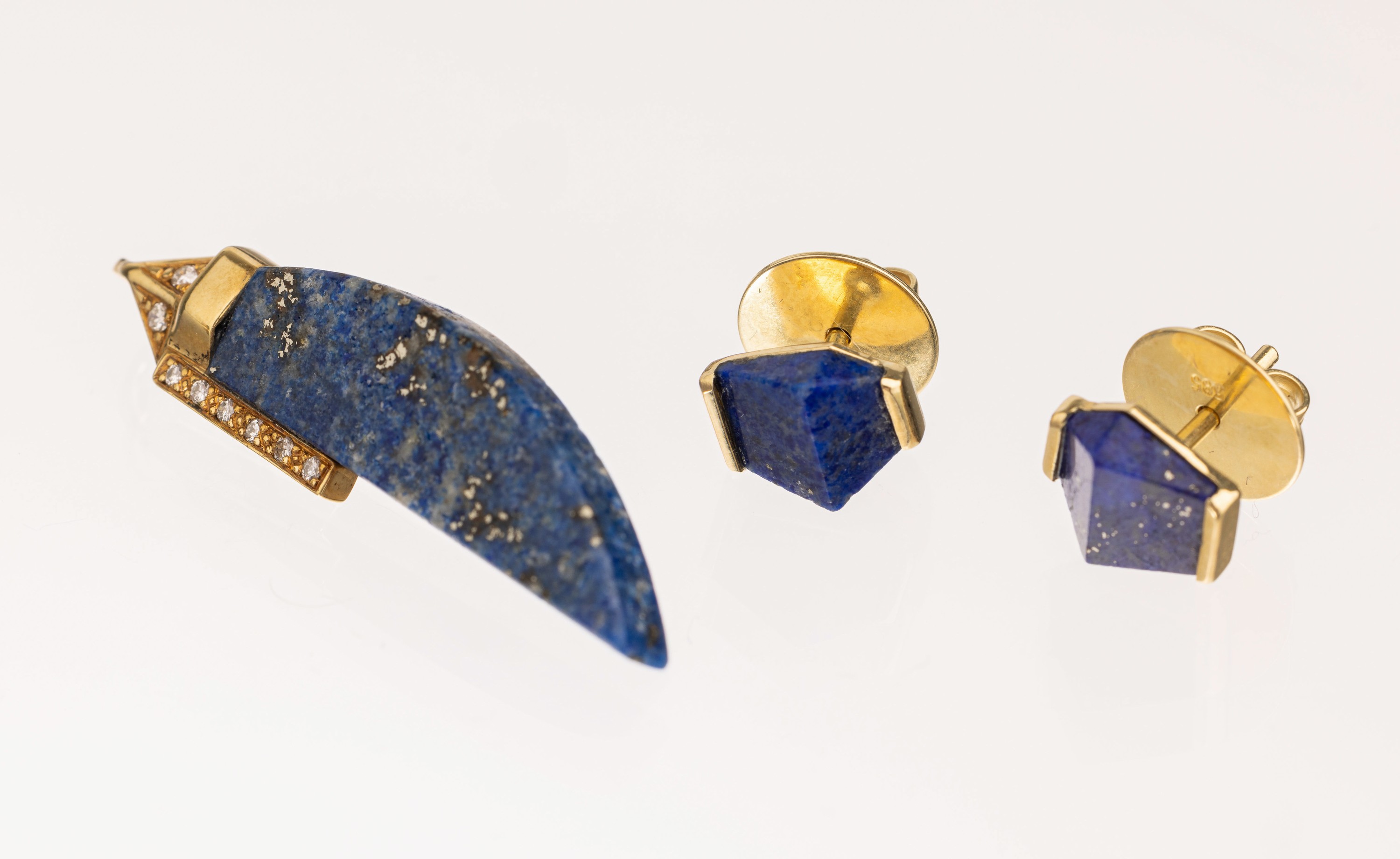 14 kt Gold Lapislazuli Konvolut, GG 585/000, besteht aus: paar Ohrstecker, D. ca. 1 cm; Anhänger, 8 kl. Brillanten, L. ca. 4 cm, ca. 7.8 g