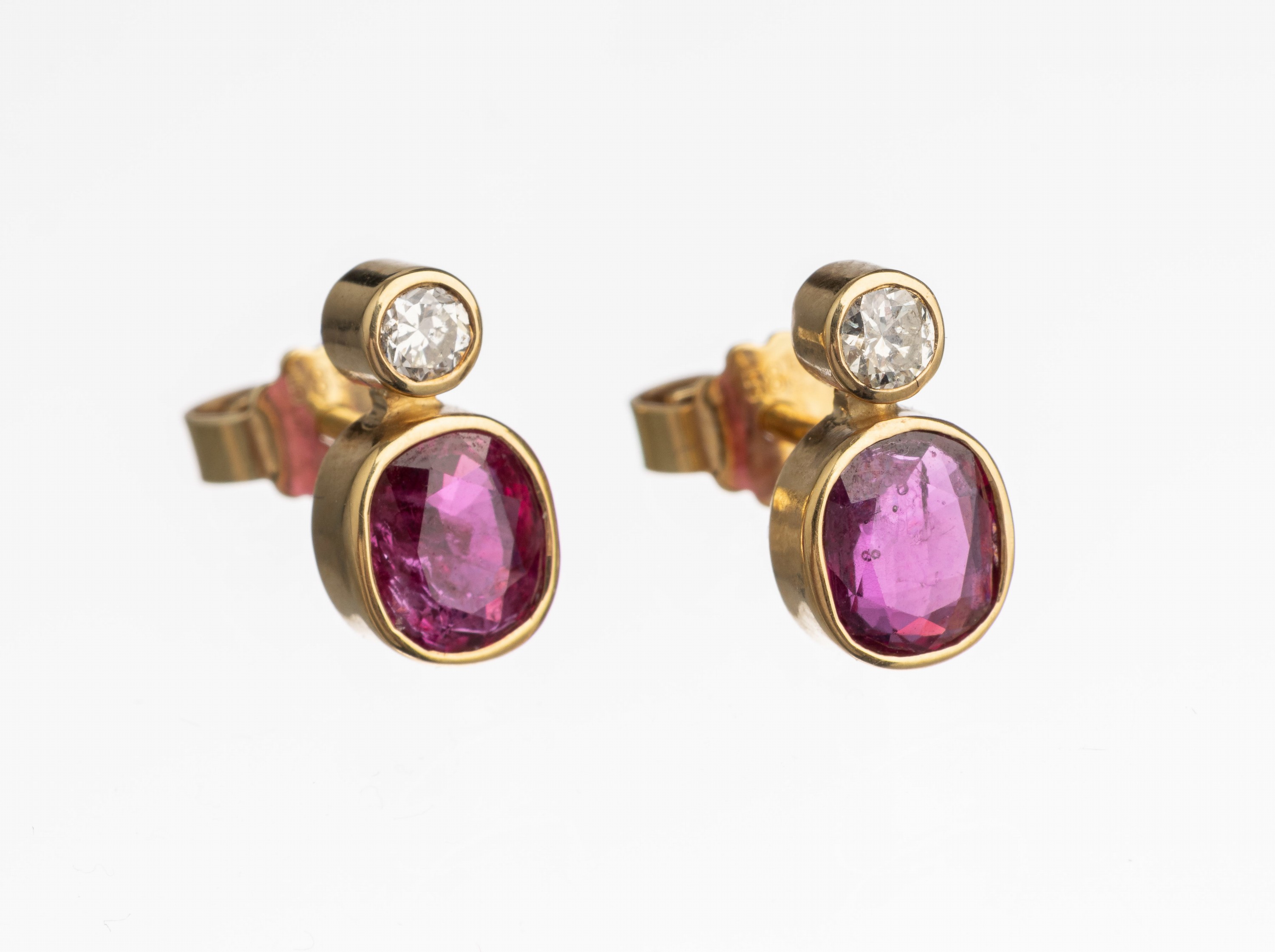 Paar 14 kt Gold Rubin Brillant Ohrstecker, GG 585/000, 2 ovalfacett Rubine zus. ca. 1.40 ct, 2 Brillanten zus. ca. 0.10 ct Weiß/si, ca 2.5 g