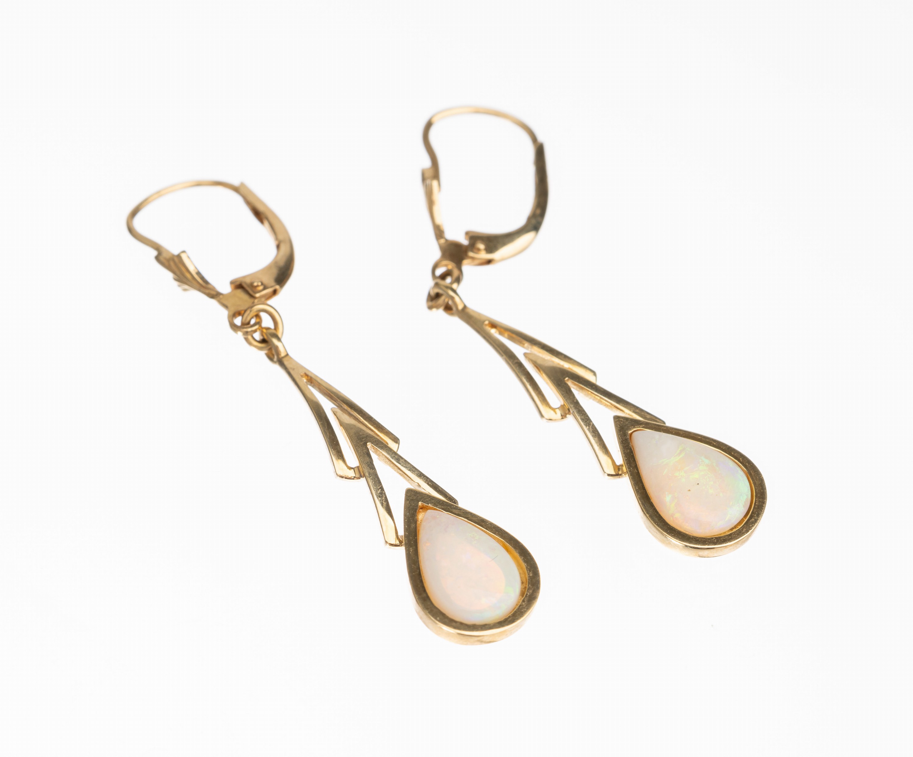 Paar 14 kt Gold Opal Ohrgehänge, GG 585/000Abhängung beweglich besetzt mit jeweils einem Opaltropfen, L. ca. 4.5 cm, ca. 3.7 g