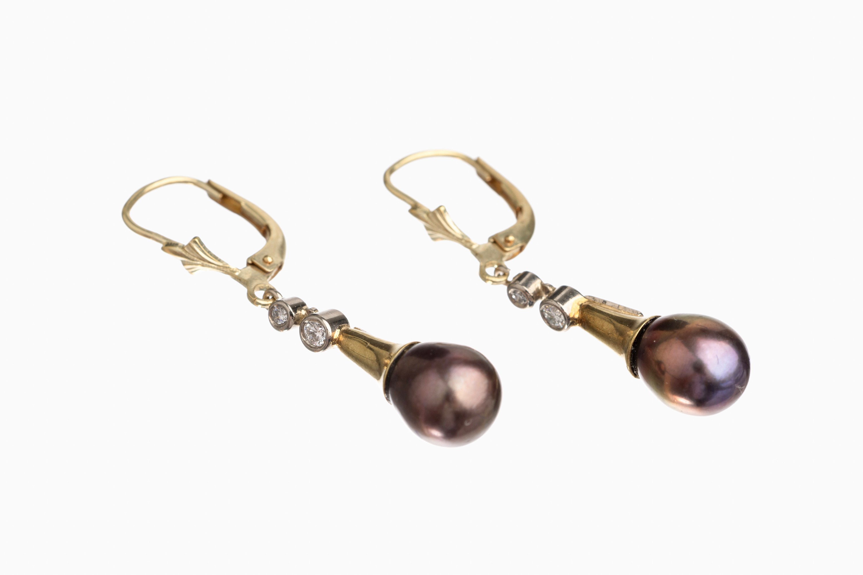 Paar 14 kt Gold Süßwasserzuchtperl-Brillant- Ohrgehänge, GG/WG 585/000, Abhängung bewegl., 2 graue Perlen D. ca. 7.7 mm, insg. 4Brillanten zus. ...