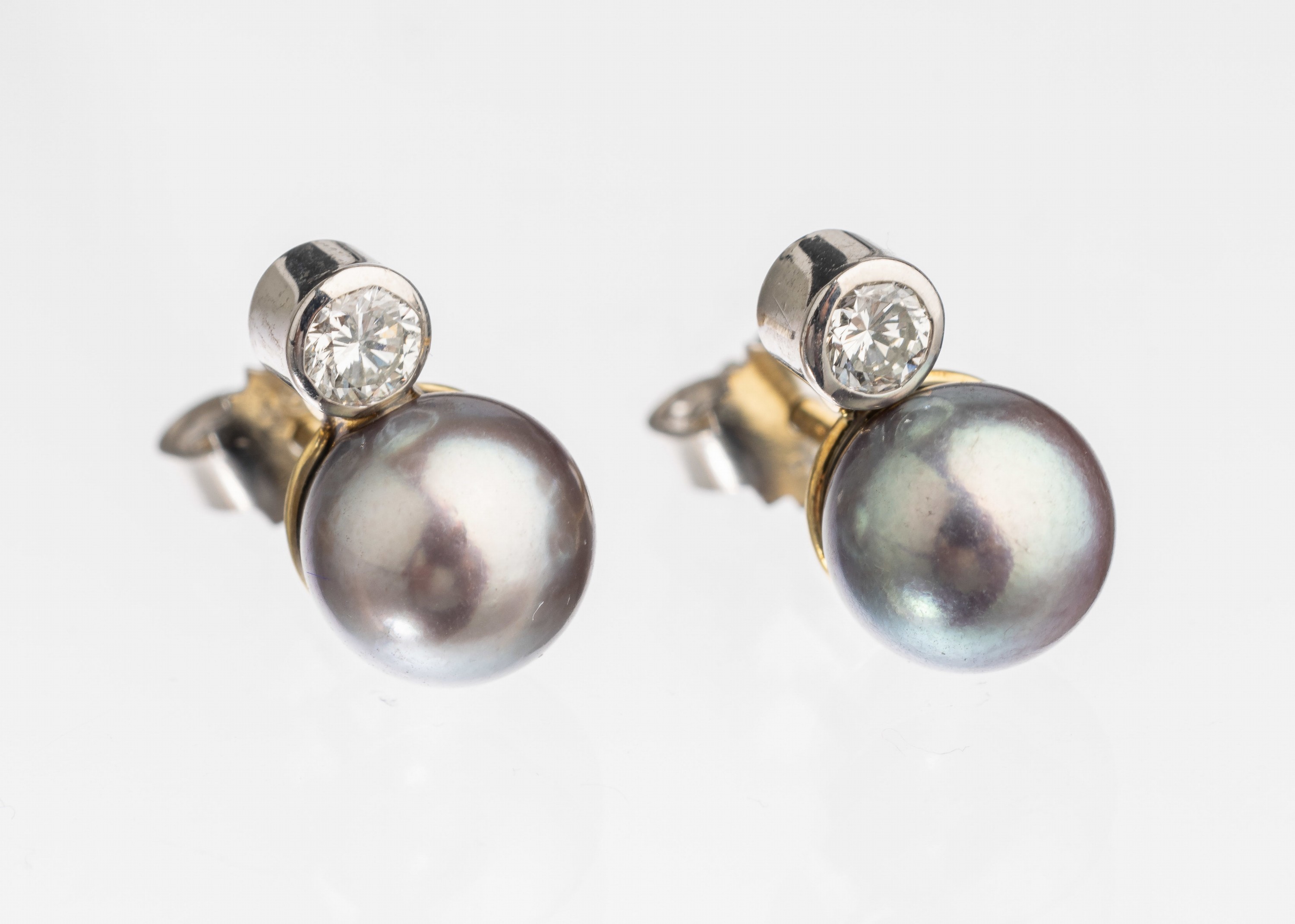 Paar 14 kt Gold Brillant-Zuchtperl-Ohrstecker, GG/WG 585/000, 2 graue Perlen D. ca. 7.8 mm, 2 Brillanten zus. ca. 0.32 ct feines Weiß/vs, ca. 3.4 g
