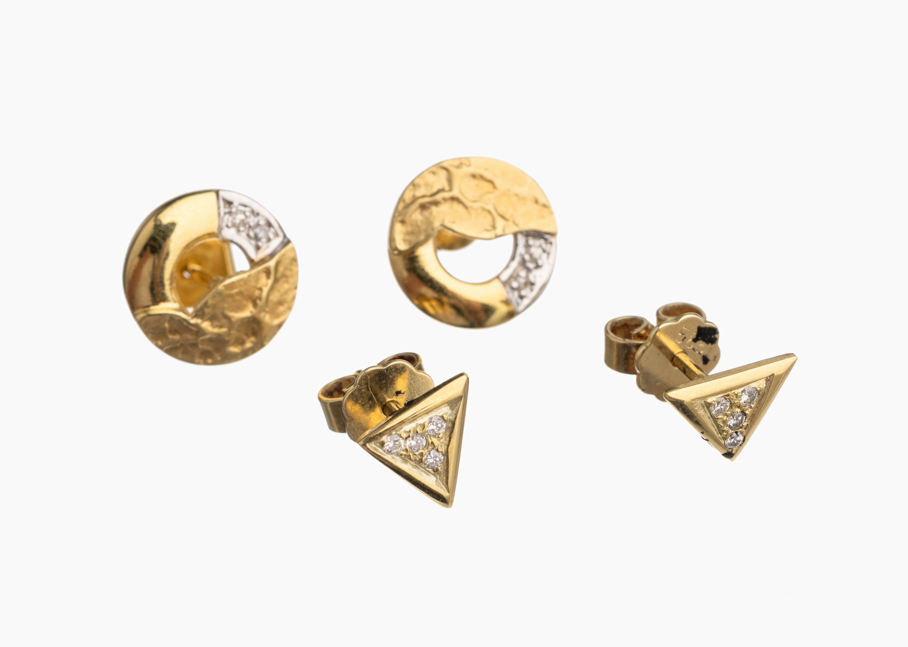 Konvolut 14 kt Gold Brillant-Ohrstecker, GG/WG 585/000, best. aus: paar Ohrstecker "Dreieck", 8 Brillanten zus. ca. 0.10 ct feines ...