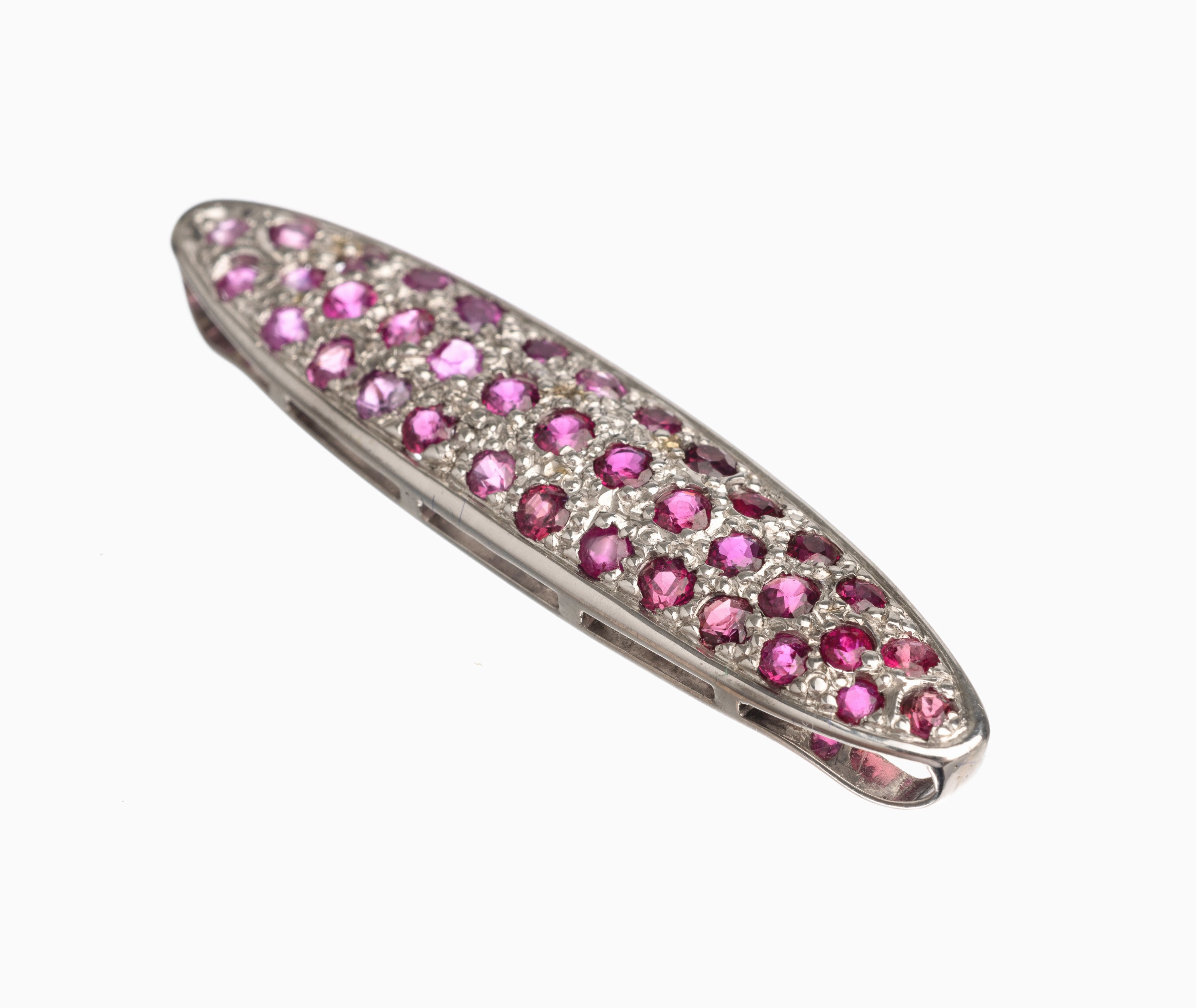 14 kt Gold Rubin Anhänger, WG 585/000, 38 rundfacett. Rubine zus. ca. 3.2 ct, L. ca. 4.5cm, ca. 6.3 g