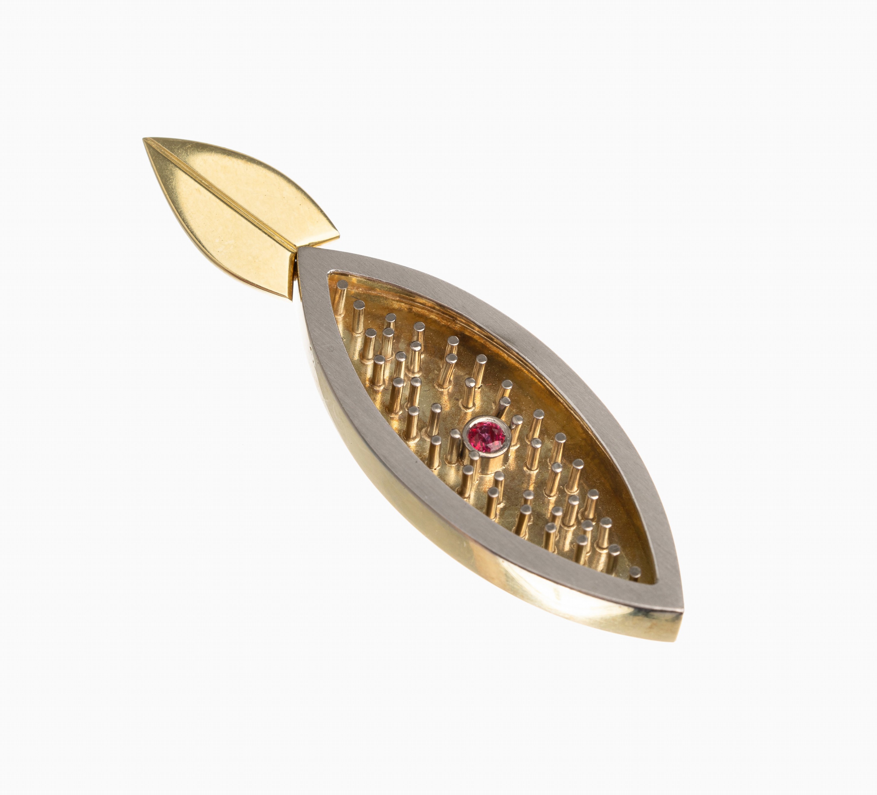 14 kt Gold Rubin Anhänger, GG/WG 585/000, mittig ein rundfacett. Rubin, umgeben von GoldStäbe, Rückseitig ein kl. Brillant, L. ca. 5 cm, ca. 8.9 g