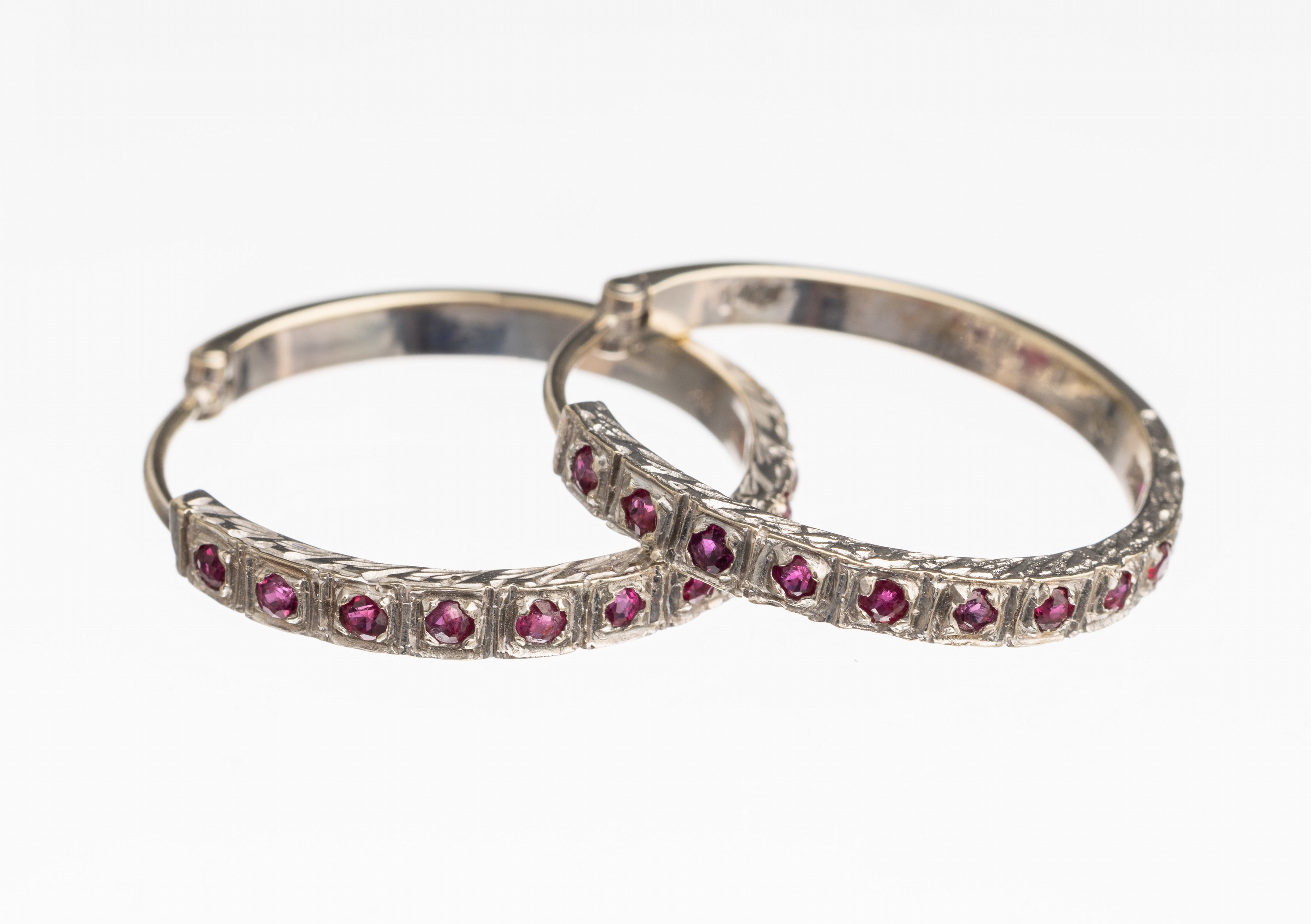 Paar 14 kt Gold Rubin Ohrcreolen, WG 585/ 000, fein grav., 22 rundfacett. Rubine ca. 0.60 ct, D. ca. 2 cm, ca. 6.0 g