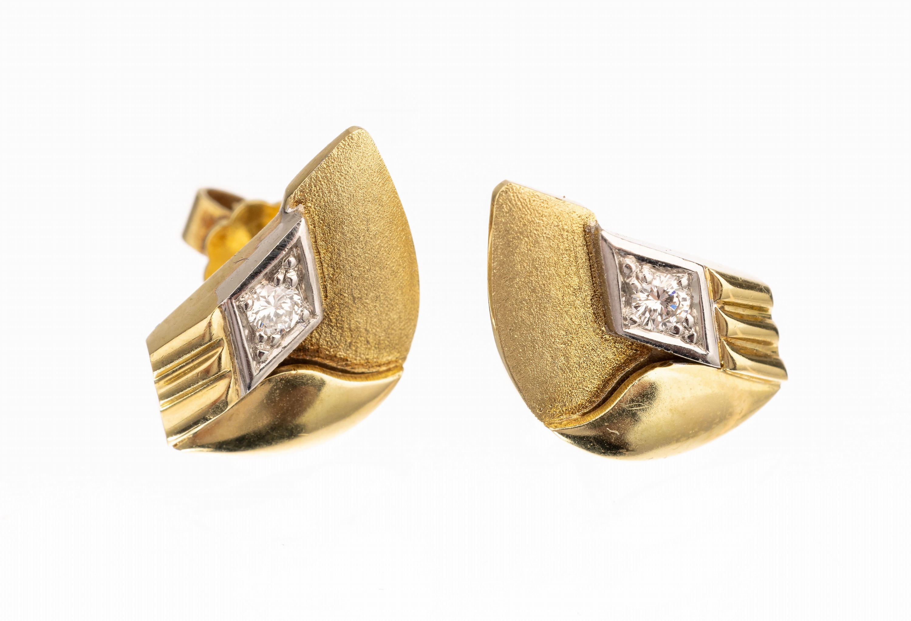 Paar 14 kt Gold Diamant Ohrstecker, GG/WG 585/000, fein grav. und pol., 2 Brillanten zus. ca. 0.11 ct feines Weiß/vs, ca. 6.4 g