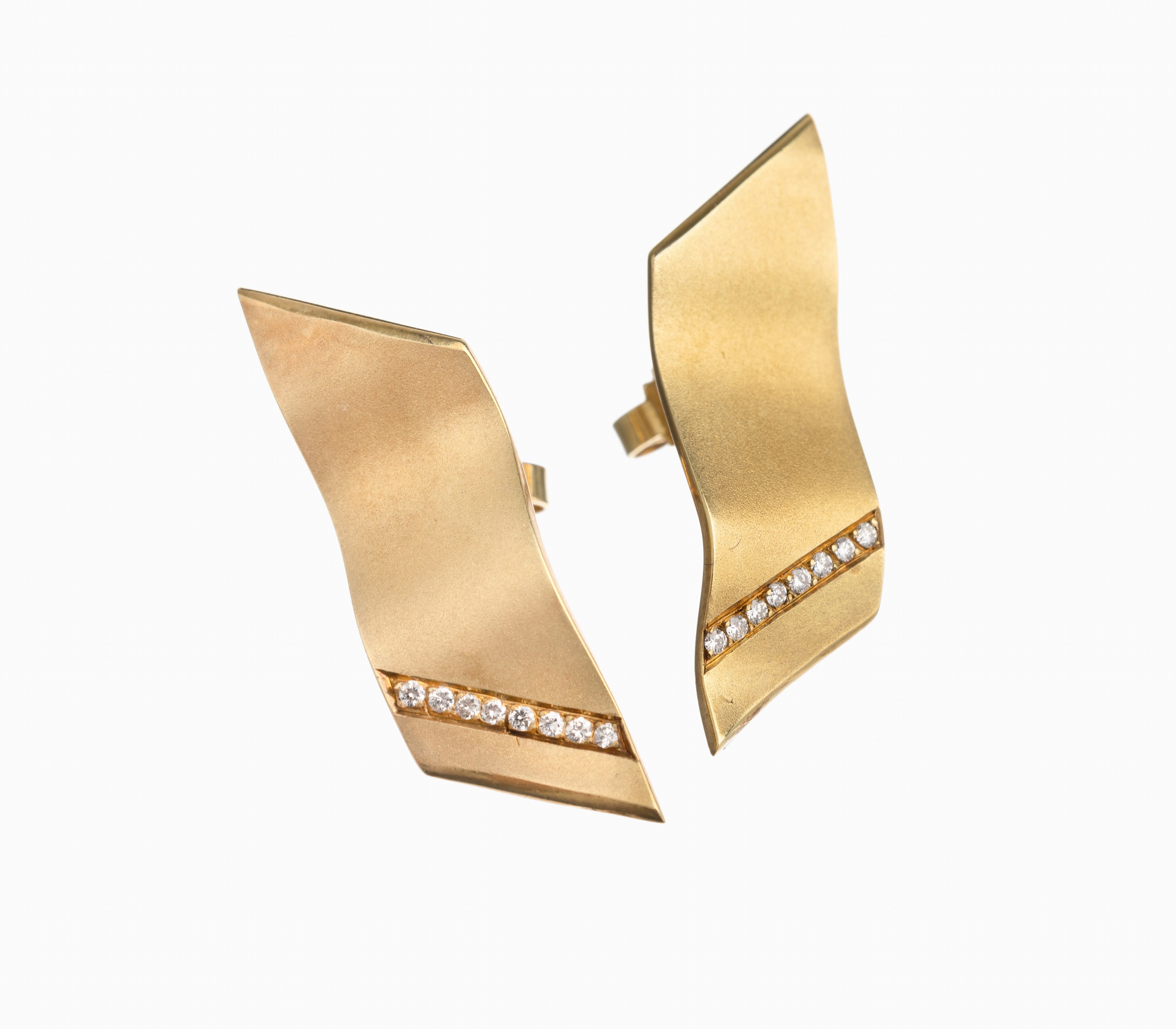 Paar 14 kt Gold Brillant Ohrstecker, GG 585/000, fein satiniert, wellenförmig, 16 Brillanten zus. ca. 0.14 ct feines Weiß/vs, L.ca. 3.5 cm, ca. ...