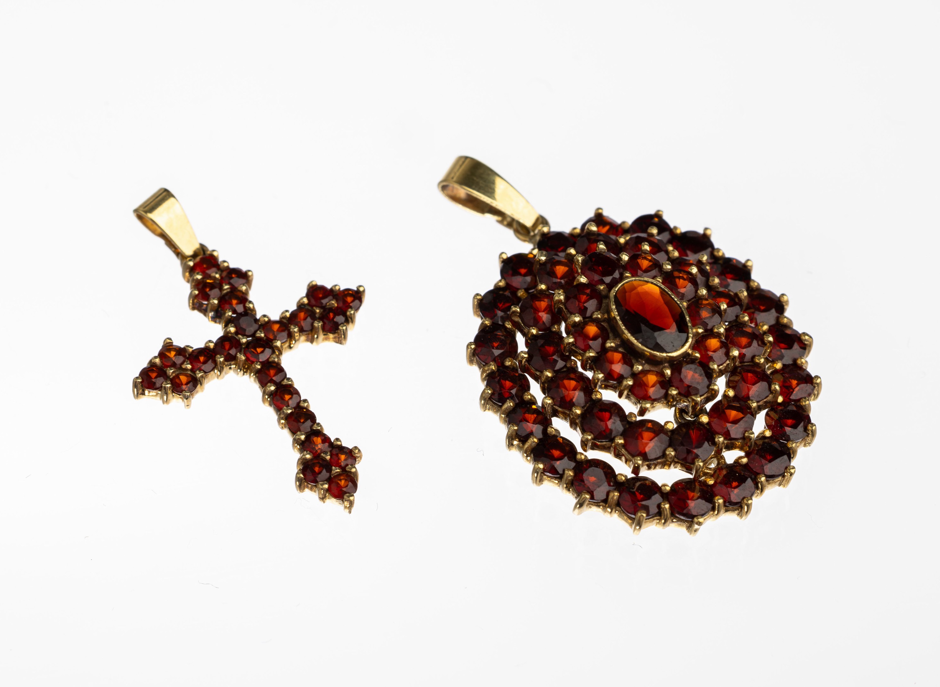 Konvolut 2 14 kt Gold Granat Anhänger, GG 585/000, 1x Kreuzanhänger bes. mit rundfacett.Granaten, L. ca. 2.5 cm, 1x rund- und oval- facett. ...