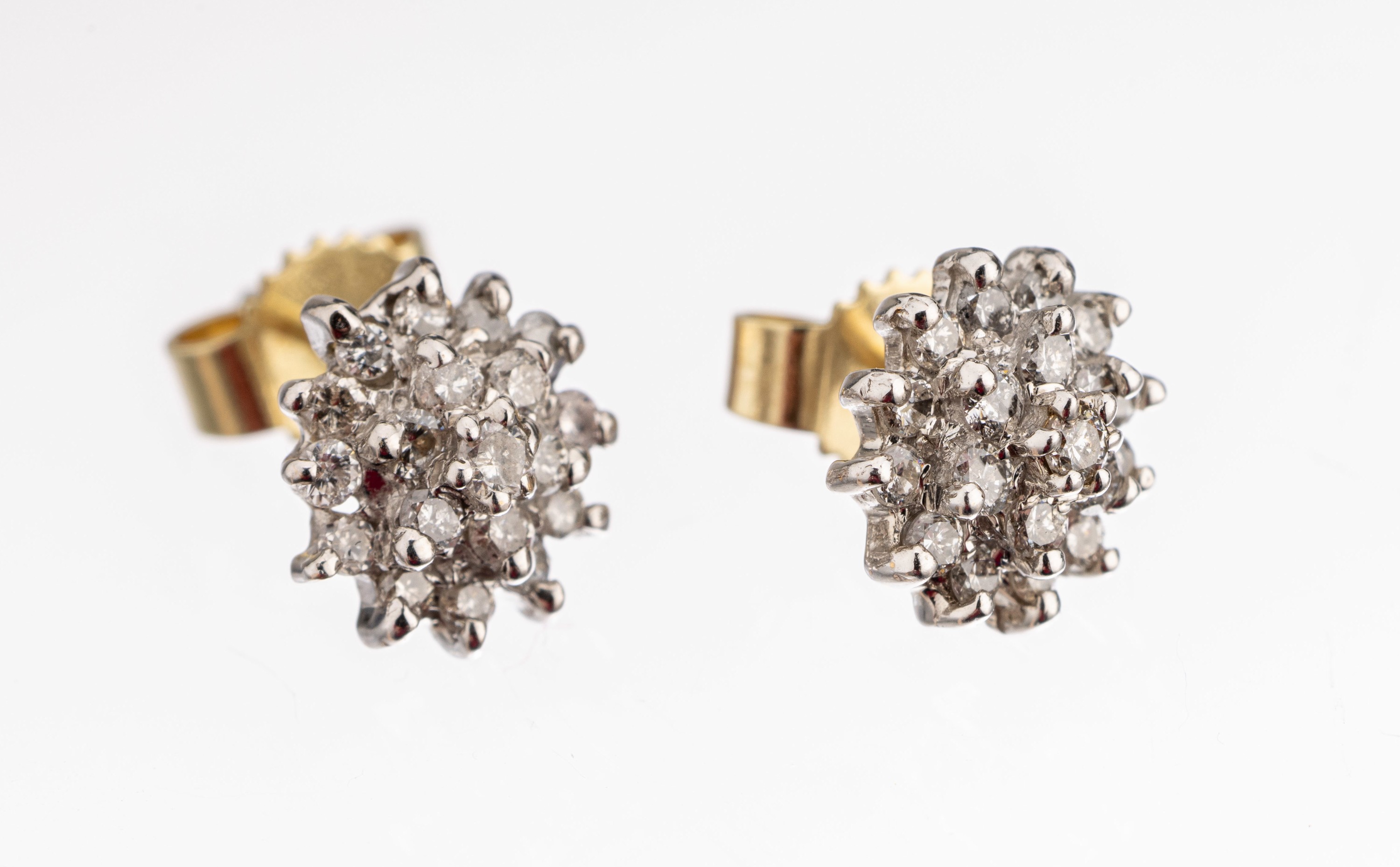 Paar 14 kt Gold Brillant-Ohrstecker, GG/WG 585/000, in WG gefasste 32 Brillanten zus. ca.0.18 ct Weiß/si, ca. 1.7 g