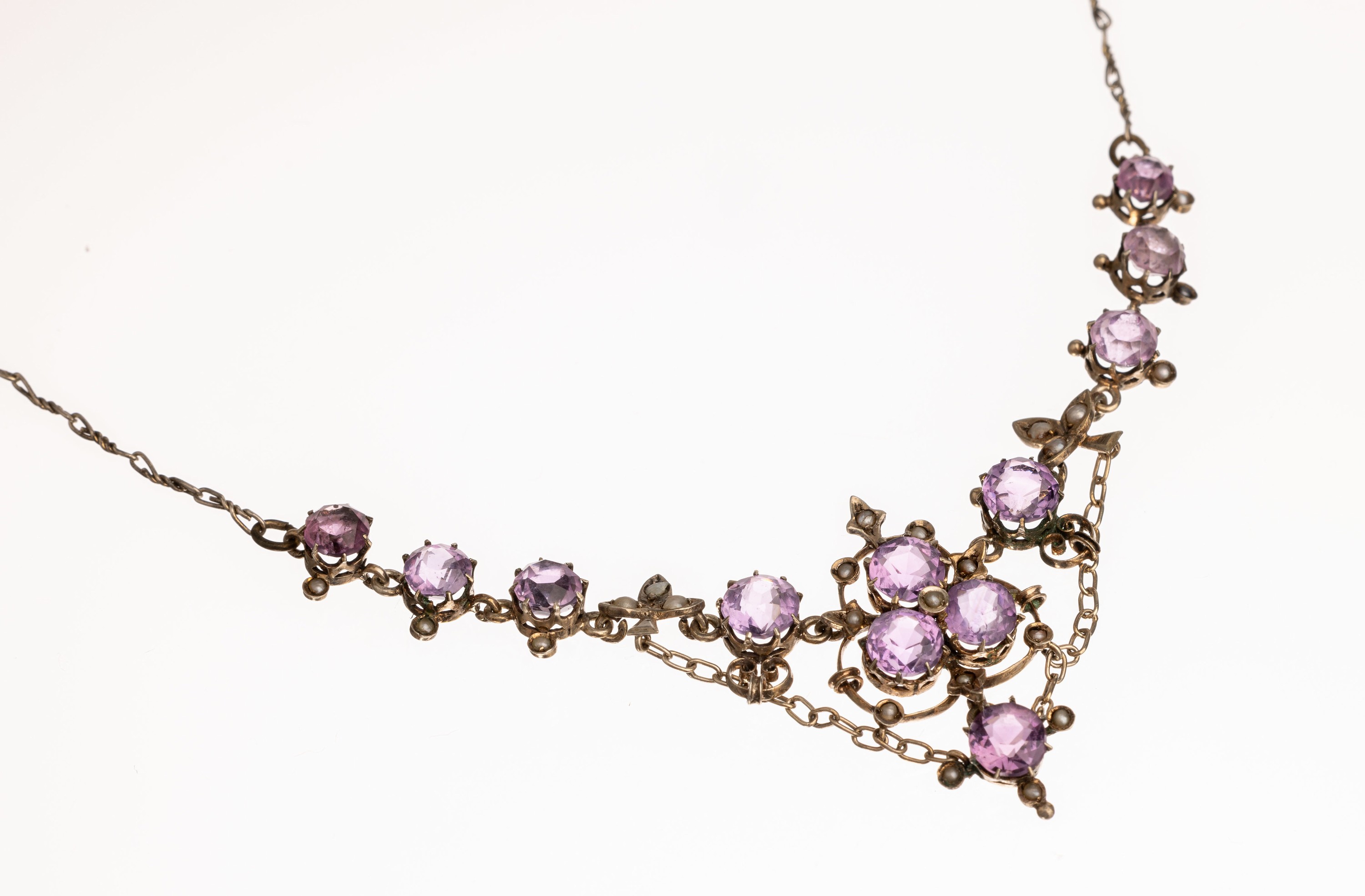 Amethyst-Jugendstil Collier, um 1910, Silber (gepr.), Mittelteil mit 12 rundfacett. Amethysten, z.T. mit Kettenabhängung bewegl., z.T. mit ...