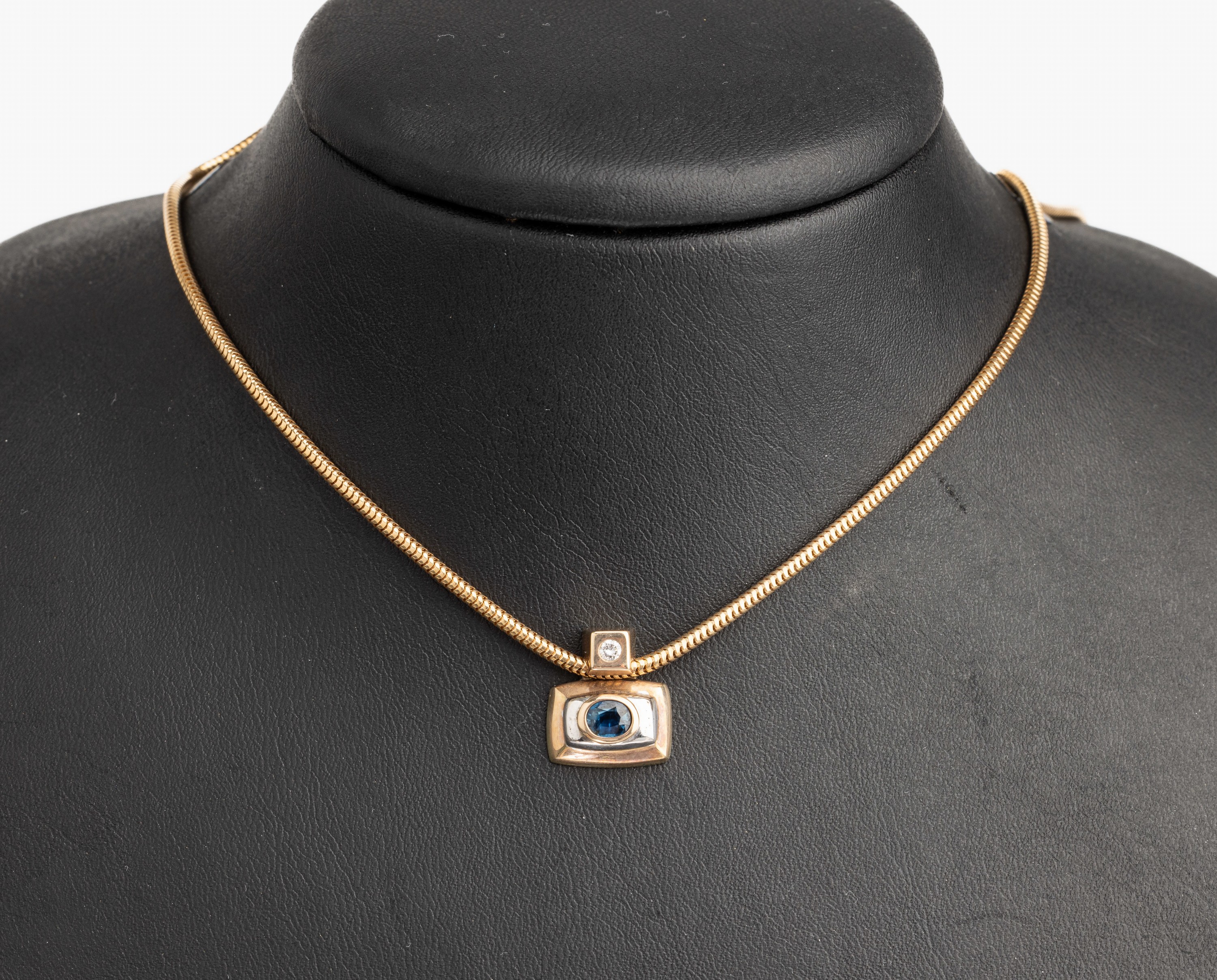 14 kt Gold Saphir Brillant Anhänger, GG/WG 585/000, Brillant ca. 0.06 ct Weiß/si, facett. Saphir ca. 0.38 ct, an Schlangenkette,L. ca. 40 cm, ...
