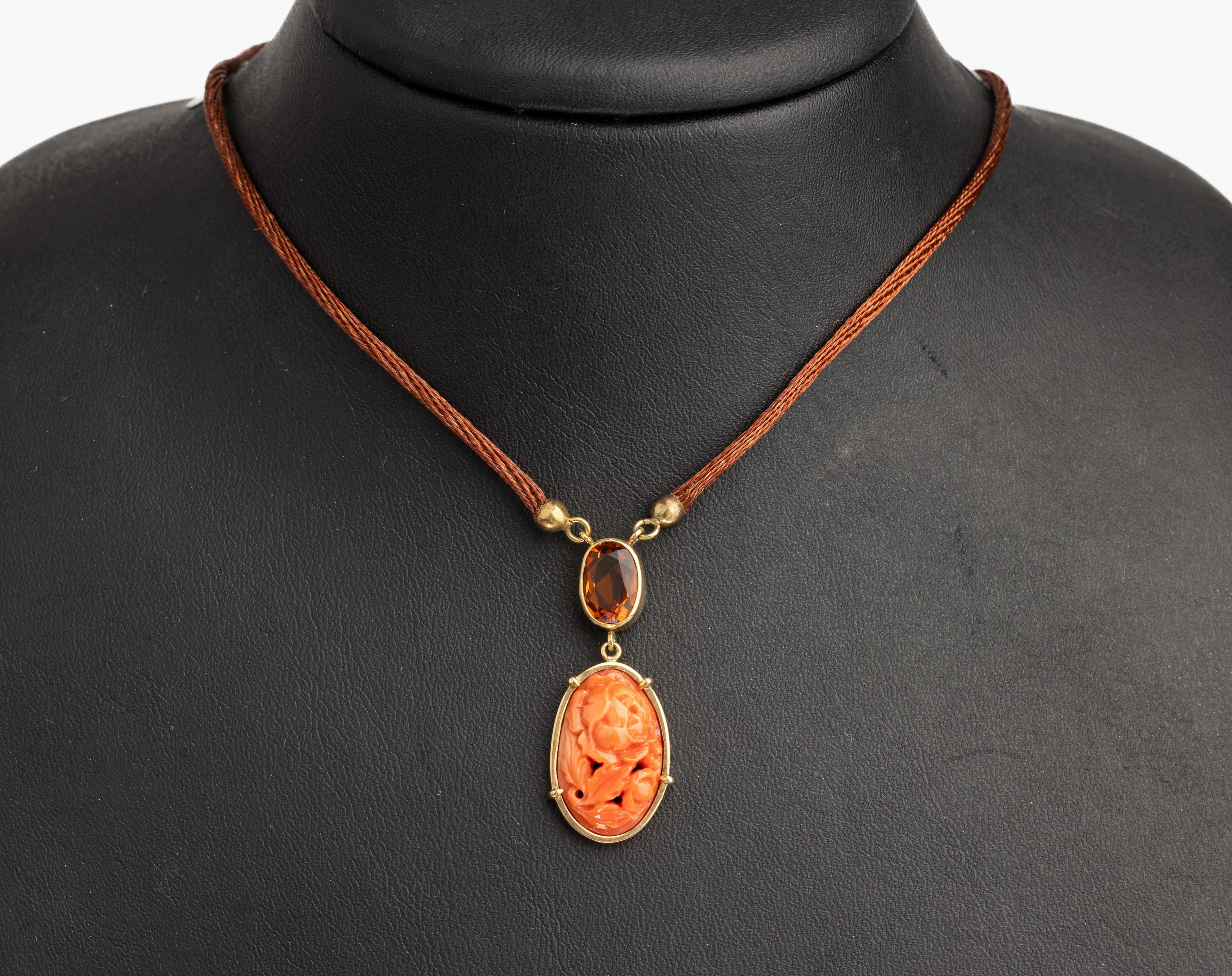 14 kt Gold Citrin Korallen Anhänger, GG 585/000, florale ovale Korallengravur, ober- halb mit einem ovalfacett. Citrin ca. 1.10ct, an Seidenkordel, ...