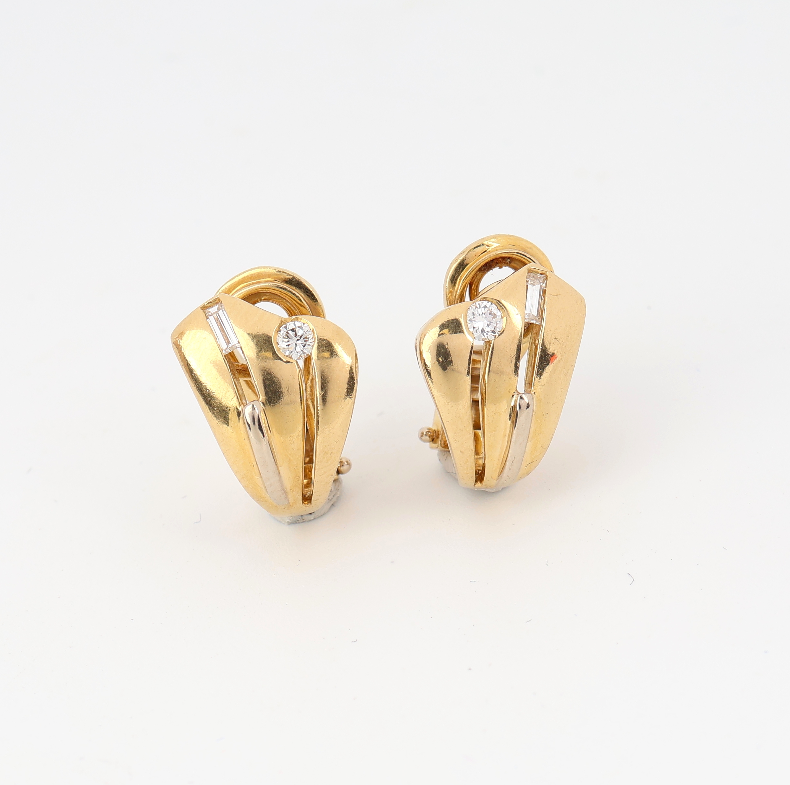 Paar 18 kt Gold Diamant-Ohrclips, GG/WG 750/000, 2 Brillanten zus. ca. 0.10 ct Weiß/si, 2 Diamantbaguettes zus. ca. 0.10 ct Weiß/si, ca. 9 g