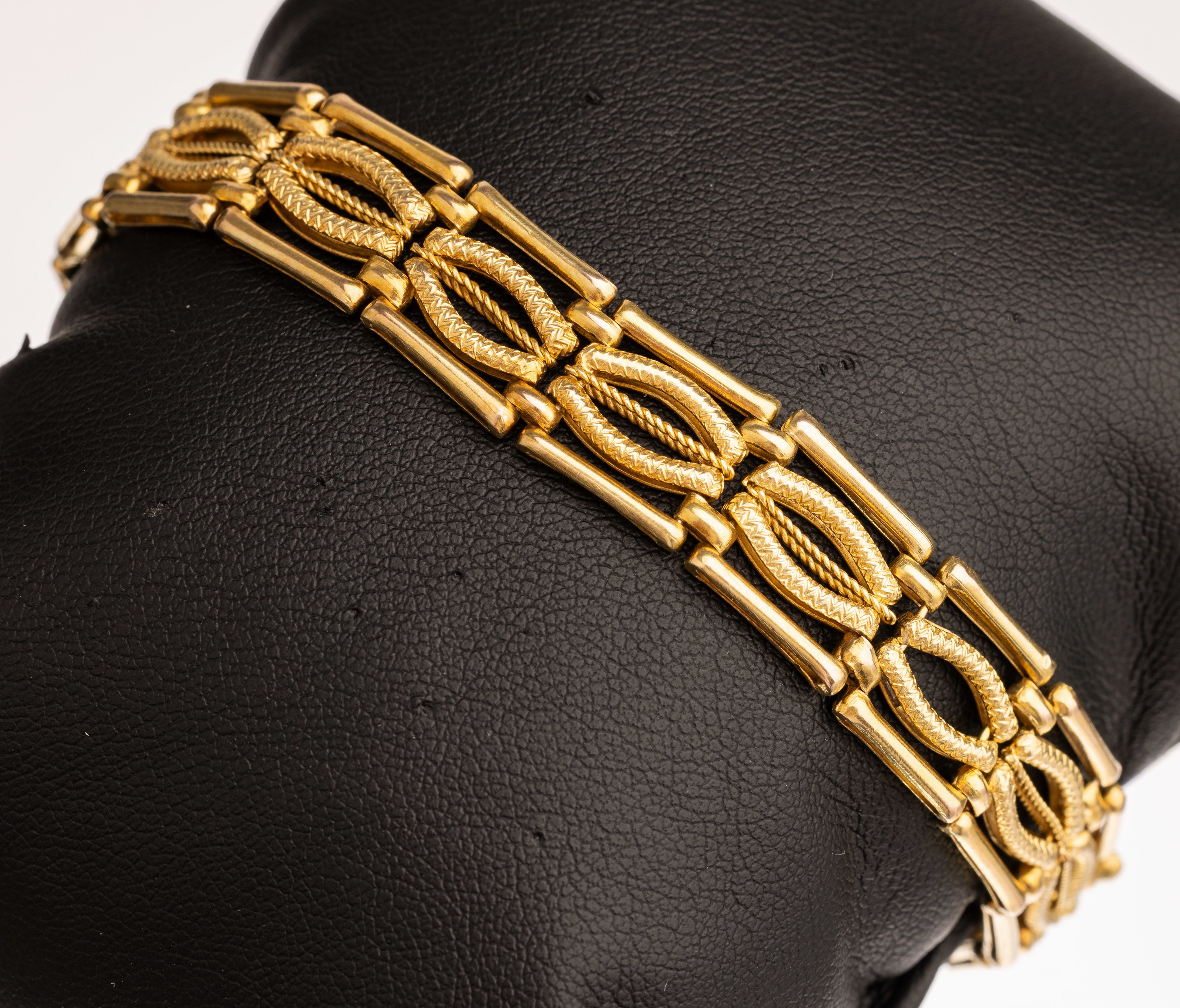 14 kt Gold Armband, ca. 17 g, GG 585/000 (gepr.), offen gearbeitet, 1 x min. besch., teil pol. und strukt., L. ca. 18.5 cm, Kastenschlo? mit ...