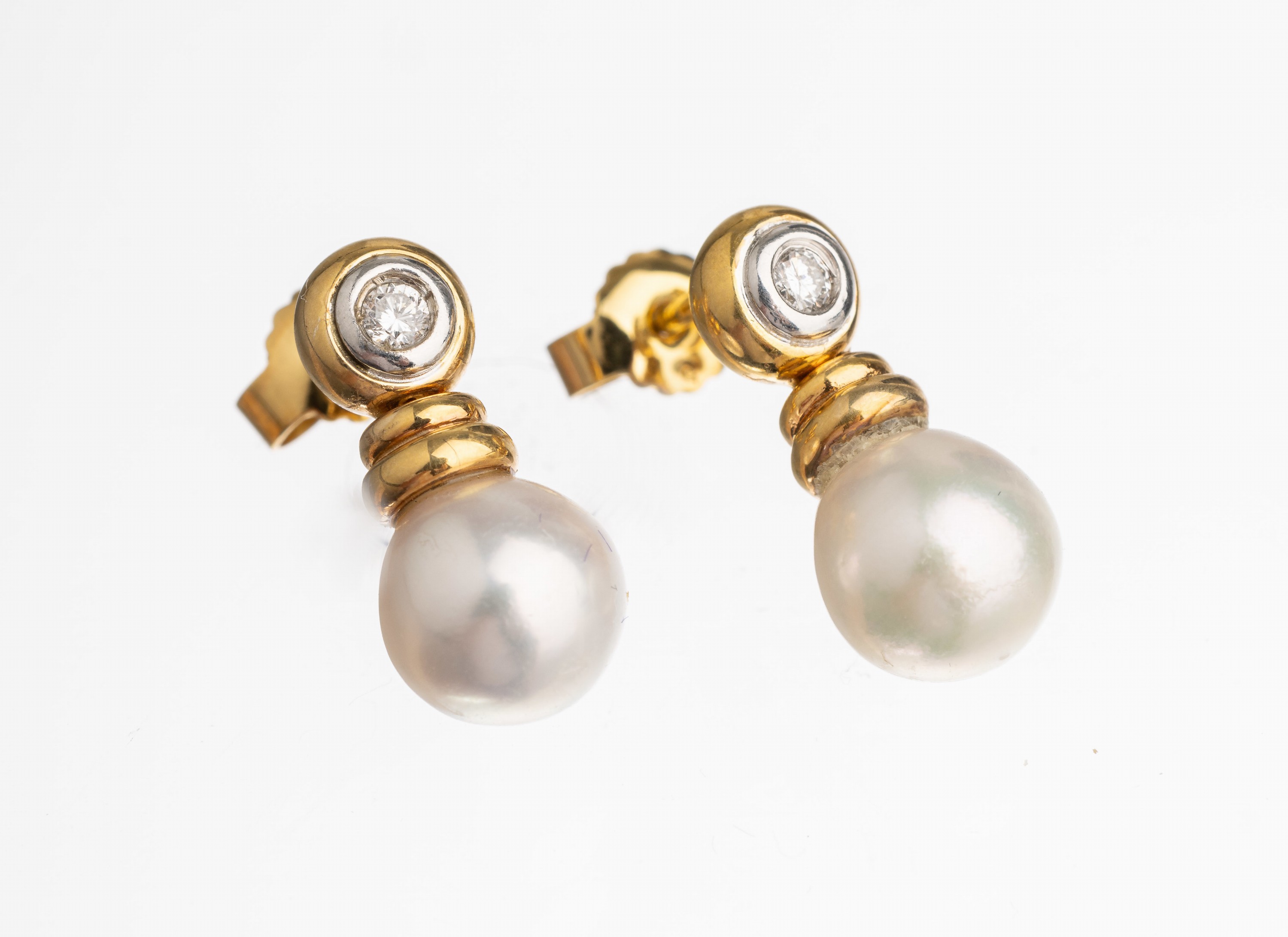 Paar 14 kt Gold Brillant Zuchtperl Ohrstecker, GG/WG 585/000, 2 rosef. Akoyaperlen, D. ca.8.2 mm, 2 Brillanten zus. ca. 0.10 ct feines Weiß/vs, ca. ...