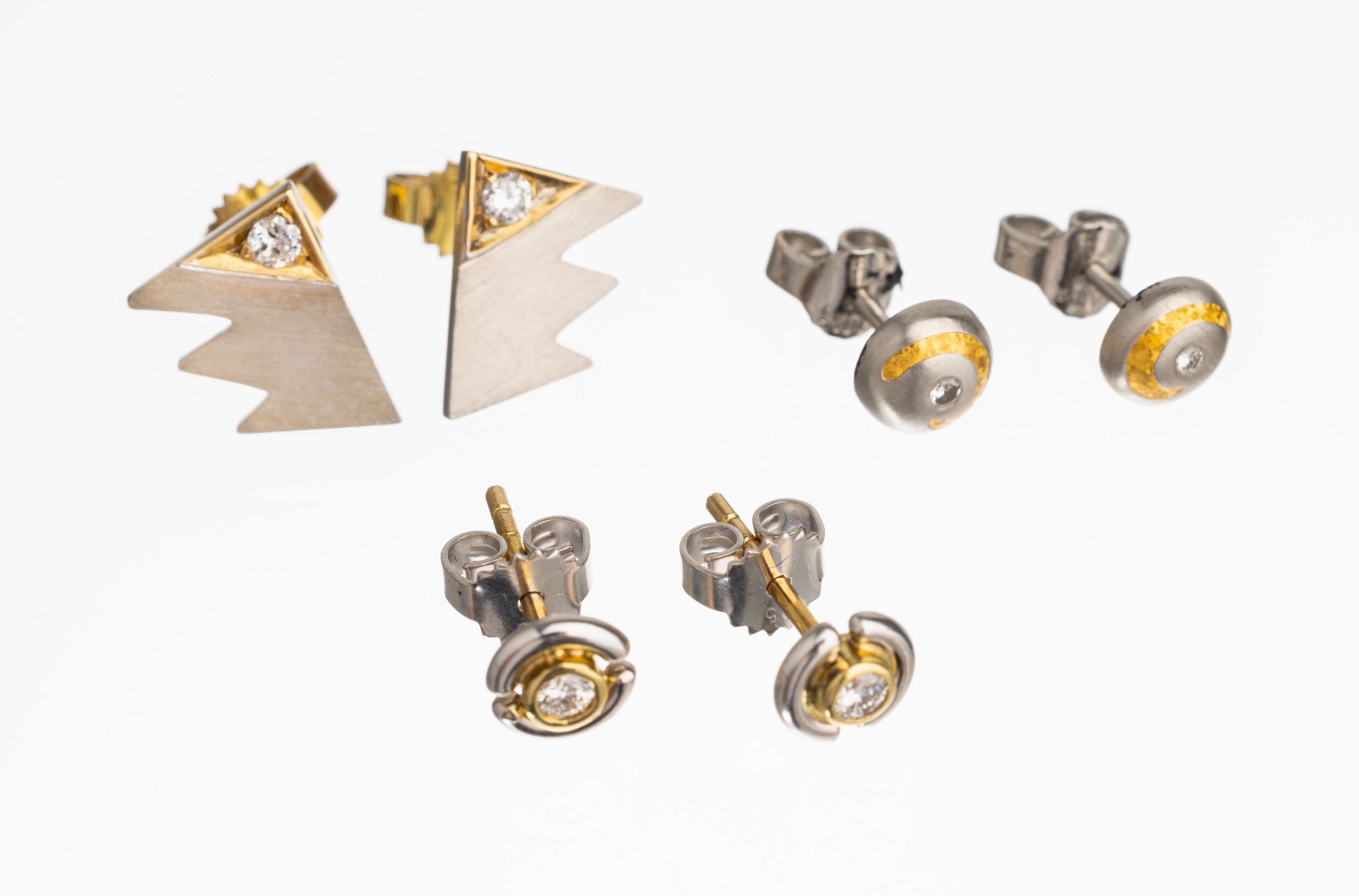 Konvolut 3 Paar 14 kt Gold Diamant Ohrstecker, GG/WG 585/000, verschiedene Designs, bes. mit insges. 6 Brillanten zus. ca. 0.20 ct Weiß/si, ca. 7.8 g