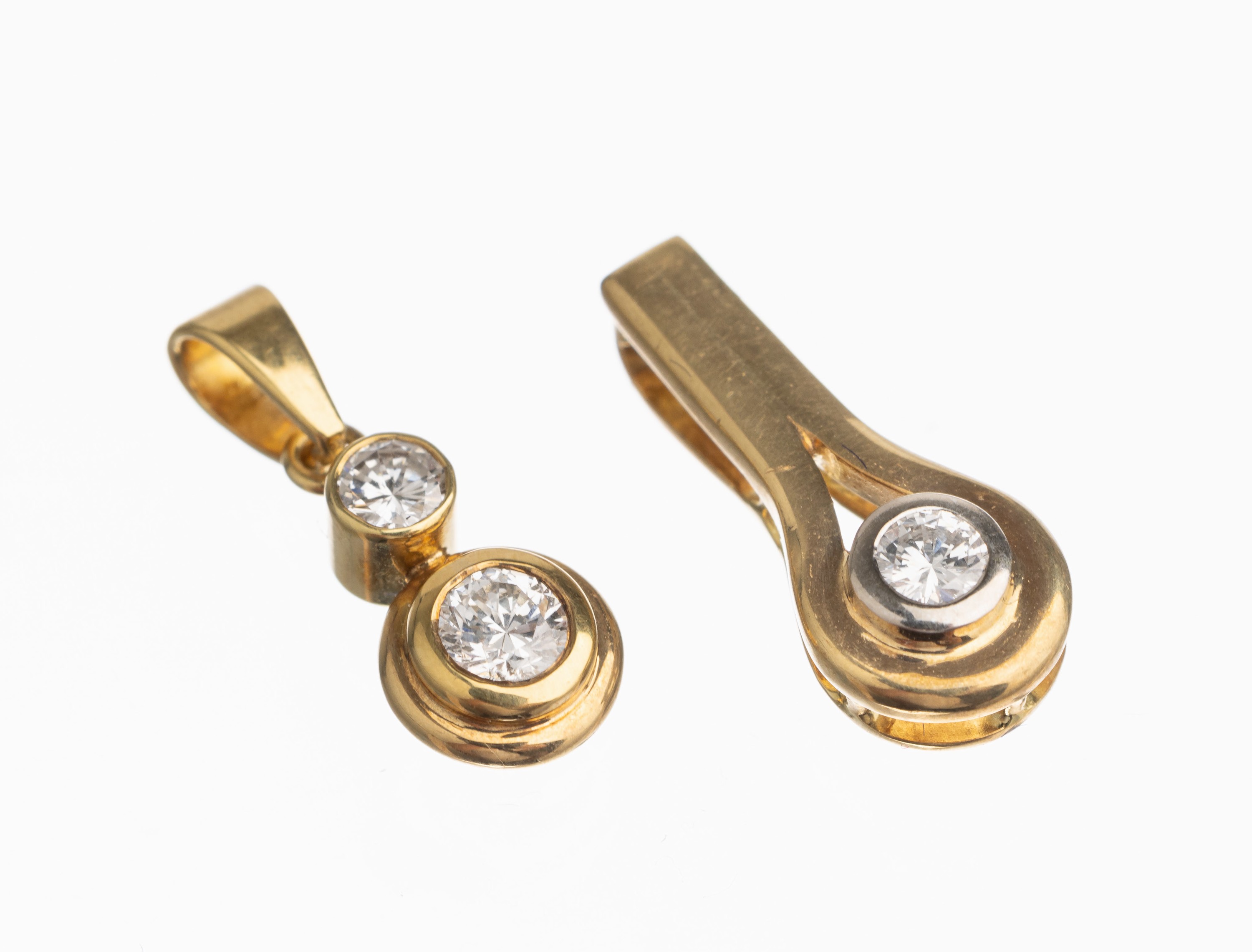 Konvolut 2 14 kt Gold Brillant Anhänger, GG 585/000, versch. Designs, bes. mit 3 Brillanten zus. ca. 0.28 ct Weiß/si, ca. 2.6 g