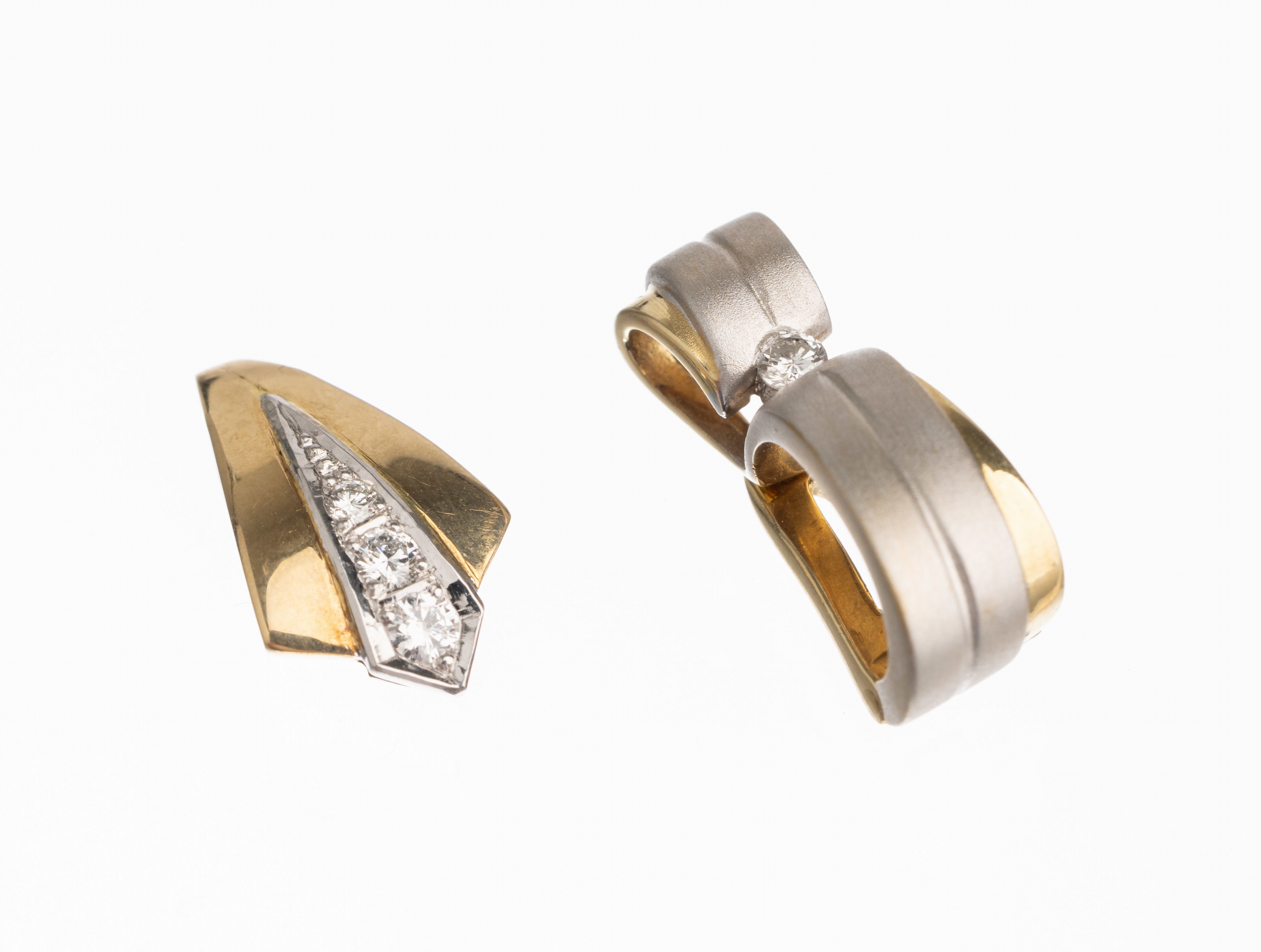 Konvolut 2 14 kt Gold Brillant Anhänger, GG/WG 585/00, 1 x Clipanhänger, WG sat., 1 Brillant ca. 0.05 ct Weiß/vs, 1 x GG/WG pol., mit 3 ...