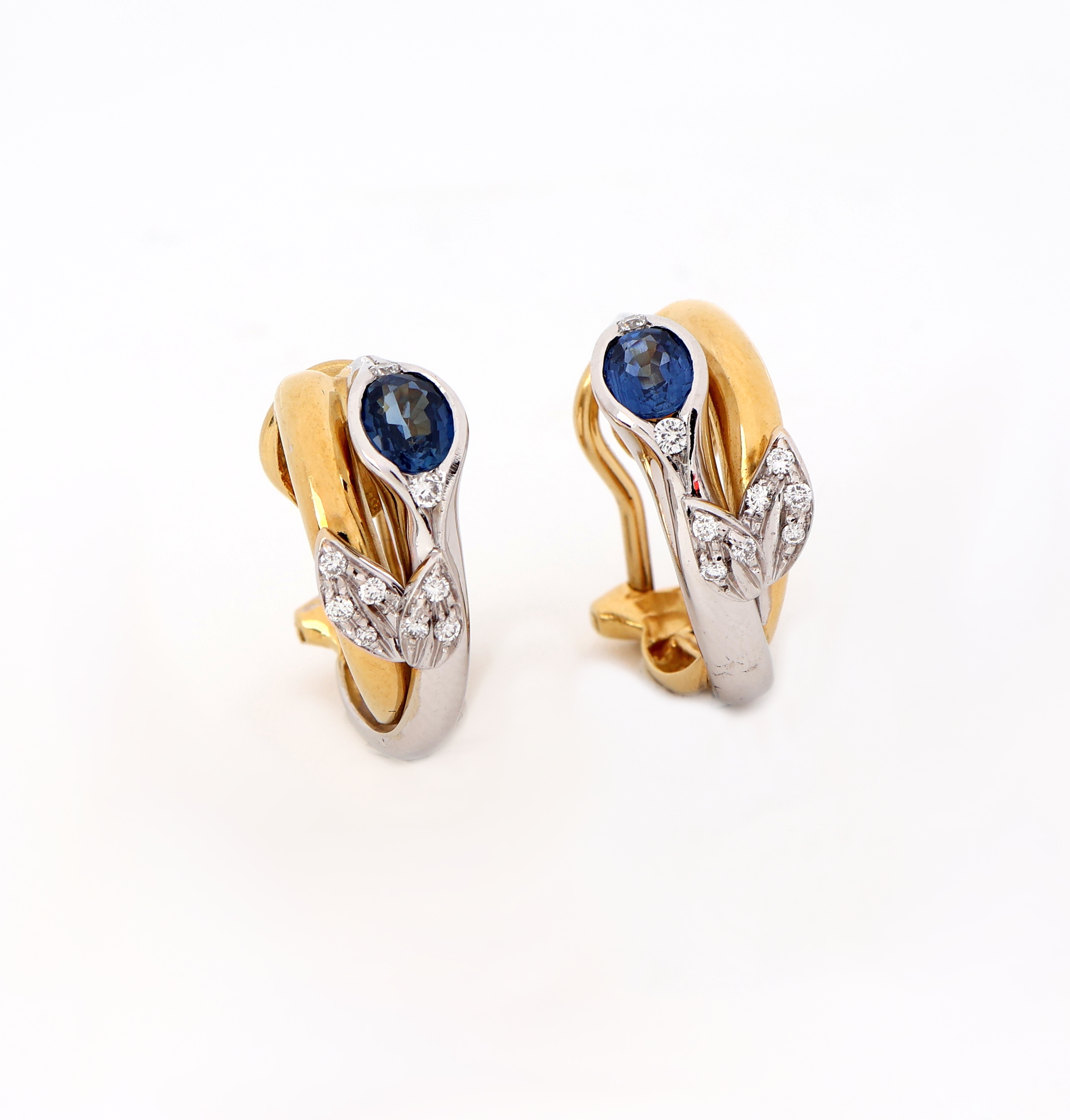 Paar 18 kt Gold Diamant-Saphir-Ohrstecker, GG/WG 750/000, in WG florale Darstellung, bes.mit 2 ovalfacett. Saphire 1.0 ct, 18 Brillanten zus. ca. ...