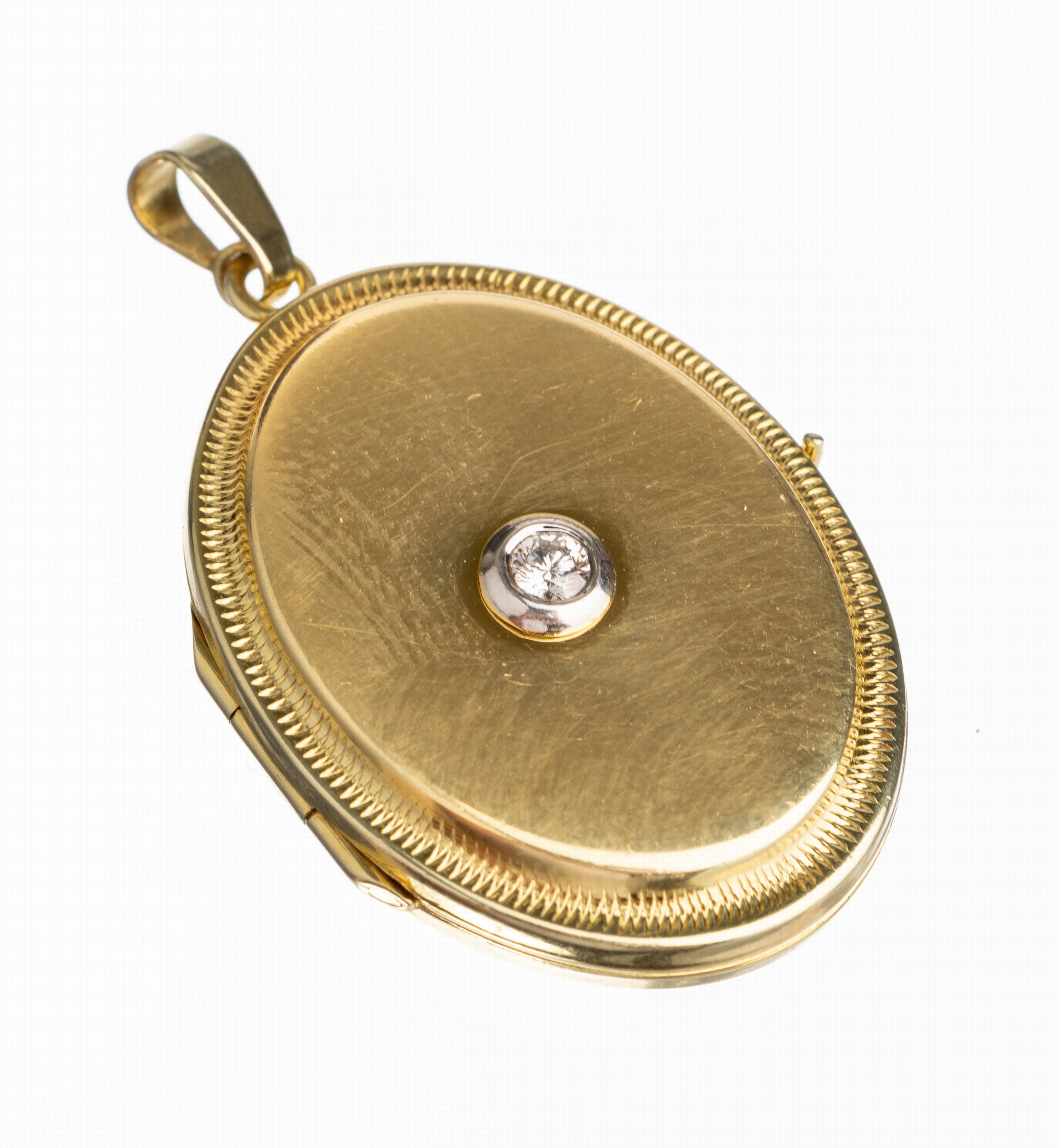 14 kt Gold Diamant Medaillon-Anhänger, GG 585/000, mittig in WG gefasster Brillant ca. 0.08 ct Weiss/p, Zahnfriesverz., innen mit Platz für2 ...