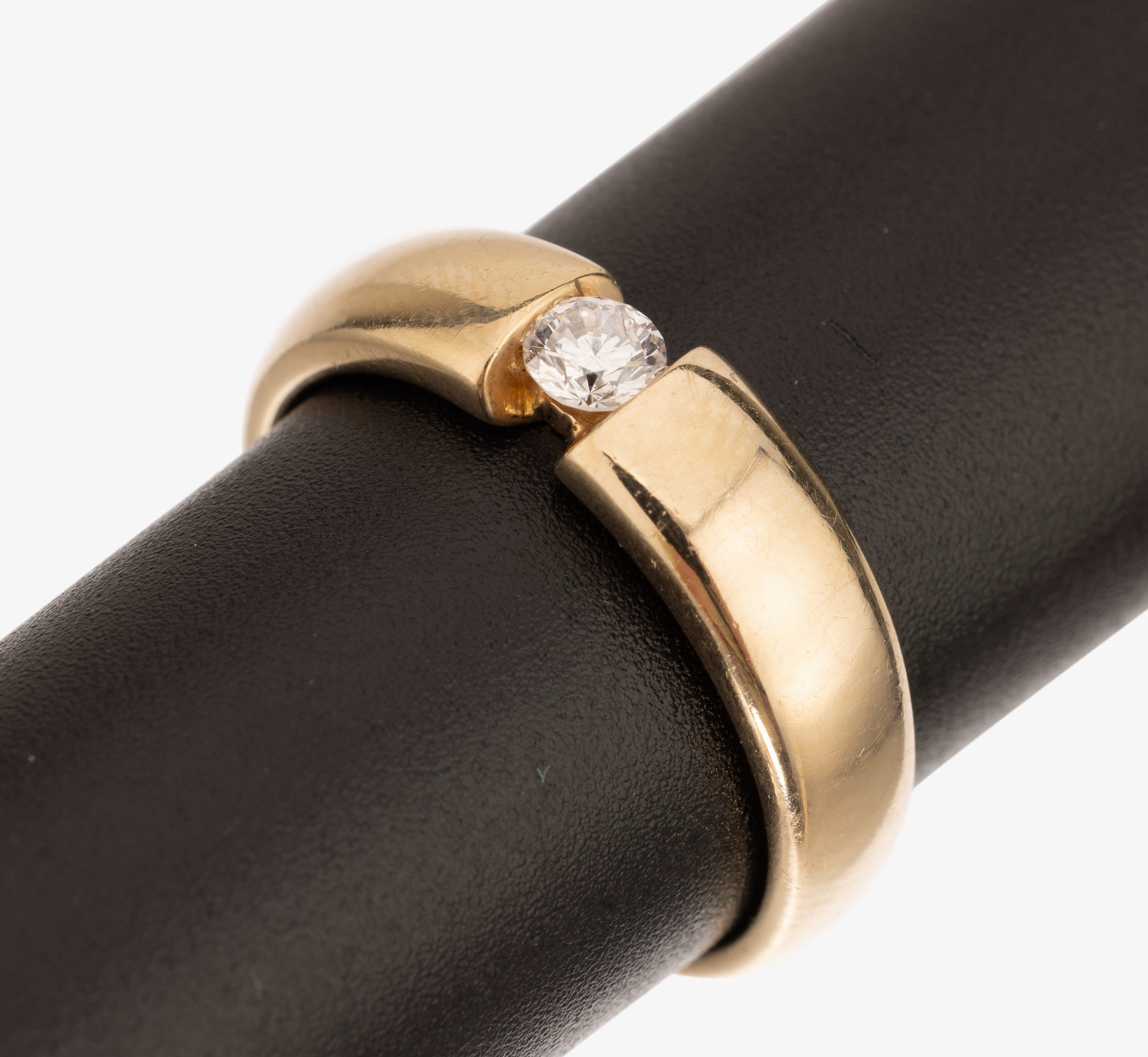 14 kt Gold Brillant-Ring, GG 585/000, Brillant ca. 0.20 ct feines Weiss/p, Spannring-optik, RW 57, ca. 6.1 g, Meistermarke unged.