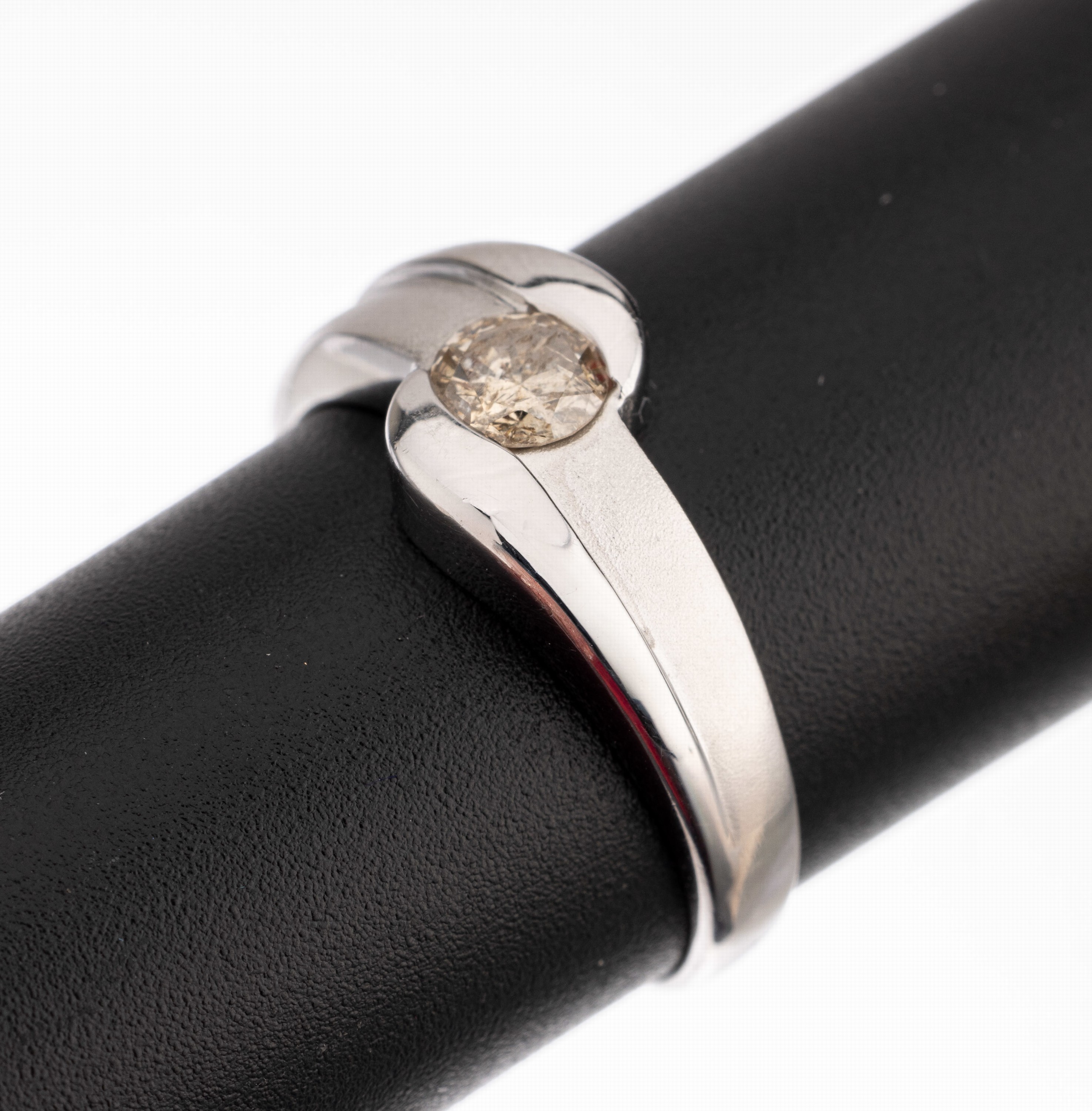 14 kt Gold Brillant-Ring, WG 585/000, Brillant ca. 0.45 ct Braun/p 1, sat. und pol., RW 60, ca. 4.1 g