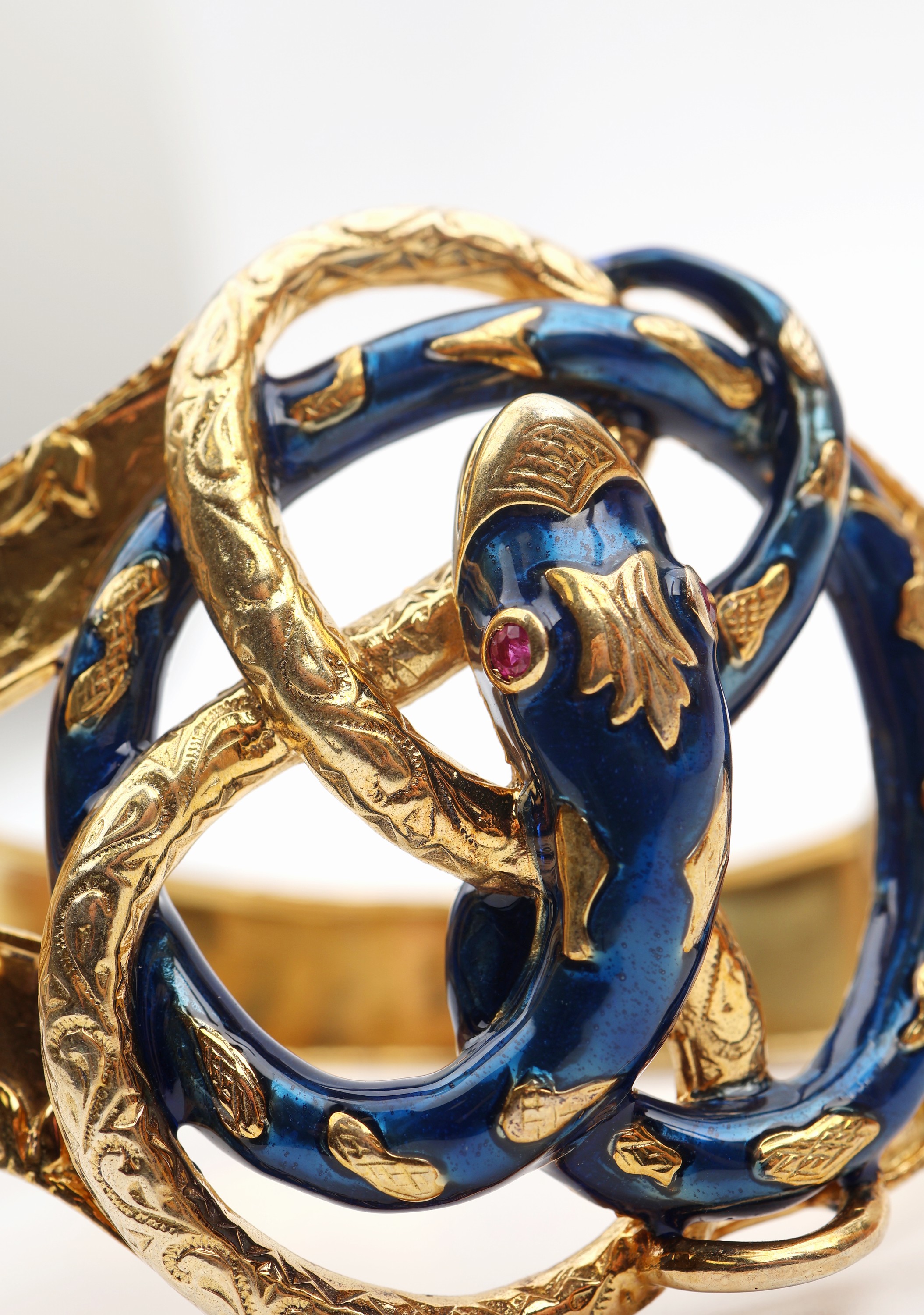 Detail a: Biedermeier Email-Schlangen Armreif, deutsch/ Österreich um 1860er Jahre, Silber verg., Mittelteil in Form einer sich windenden Schlange, fein ...