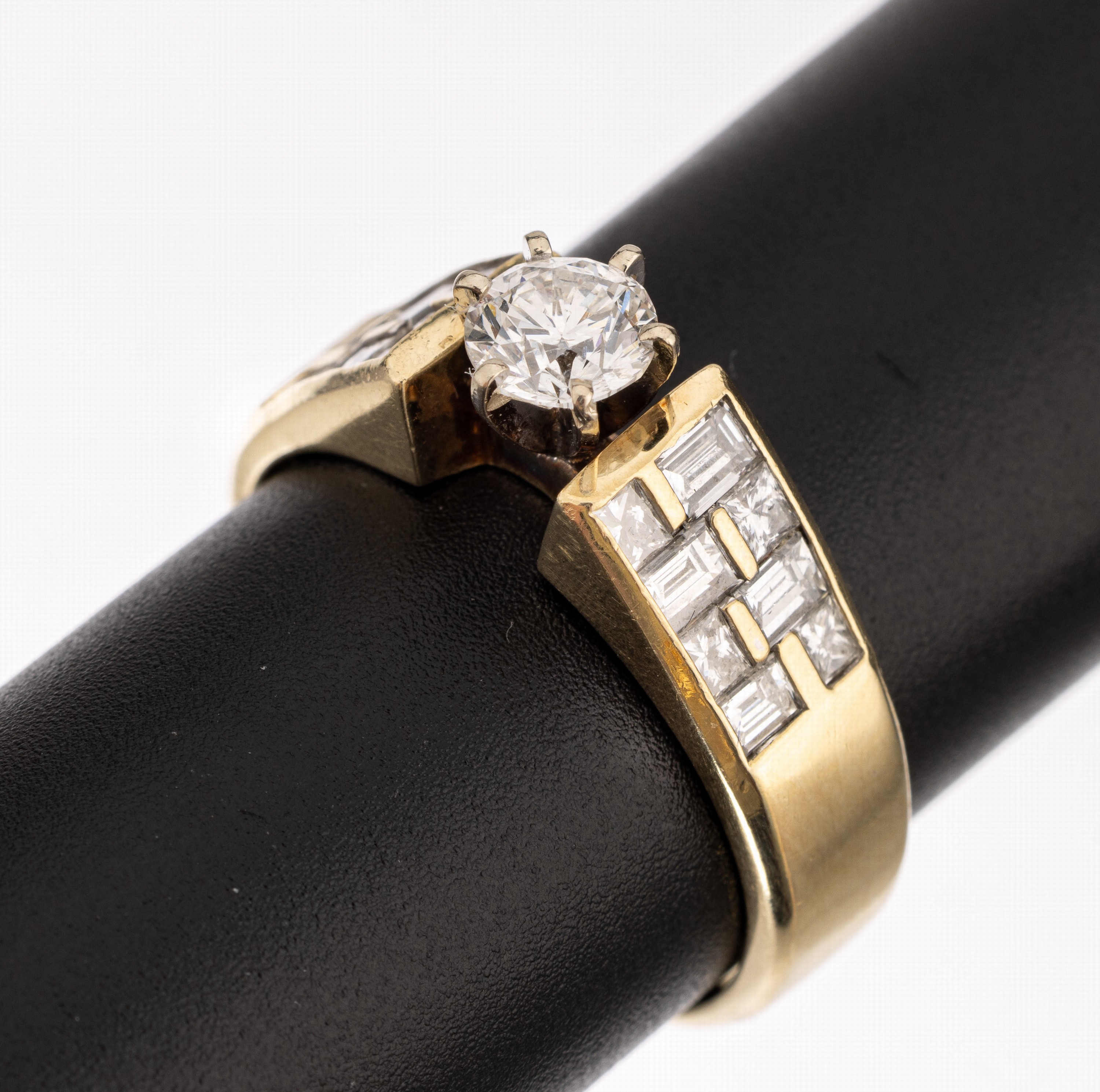 14 kt Gold Diamant-Ring, GG/WG 585/000, mittiger Brillant ca. 0.75 ct Weiß/si2, Ringschultern bes. mit 8 Diamantbaguettes und 8 ...