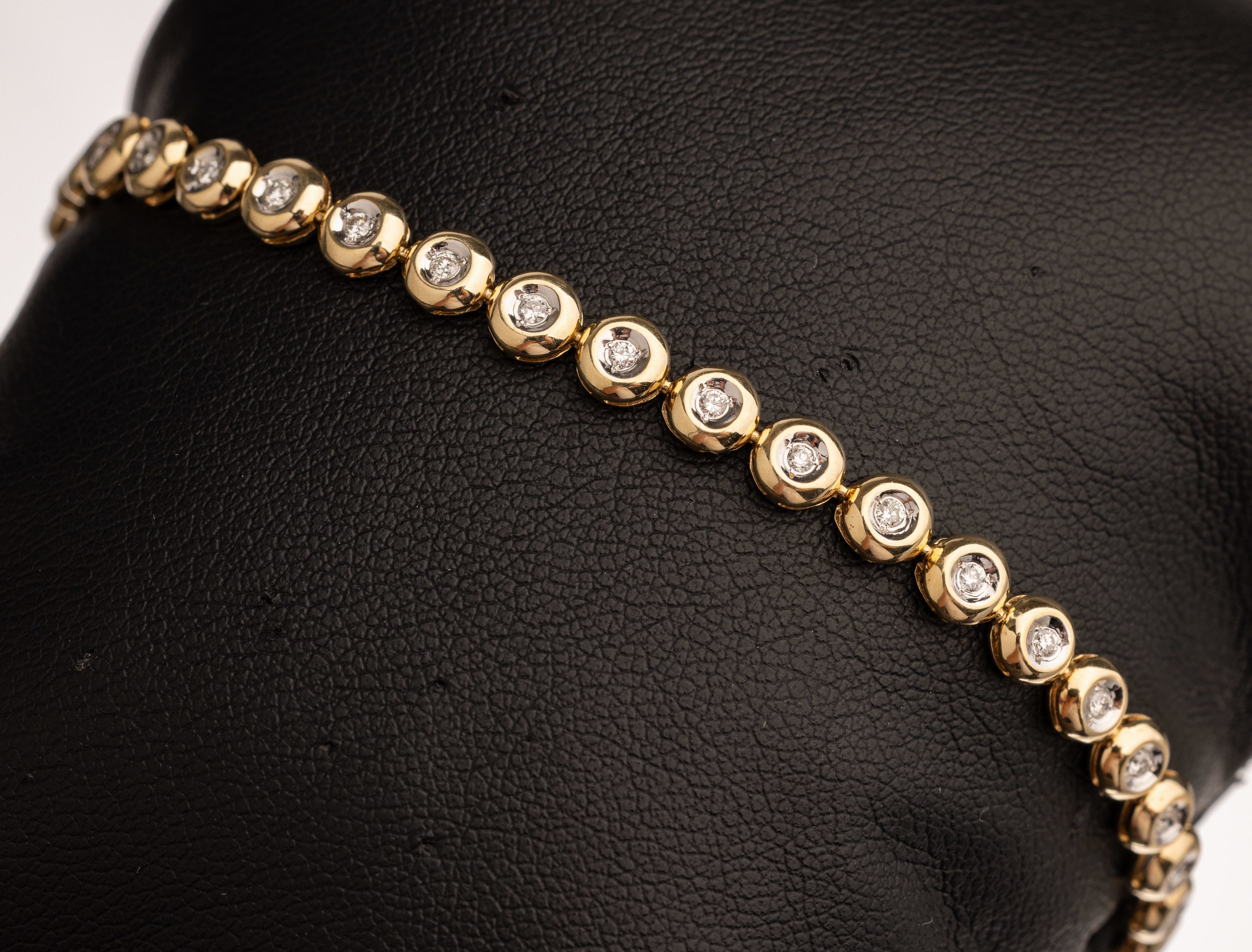 14 kt Gold Diamant-Armband, GG 585/000, 38 Diamanten zus. ca. 0.51 ct Weiß/si, L. ca. 20 cm, Kastenschloß mit Sicherheitsacht, ca. 9 g