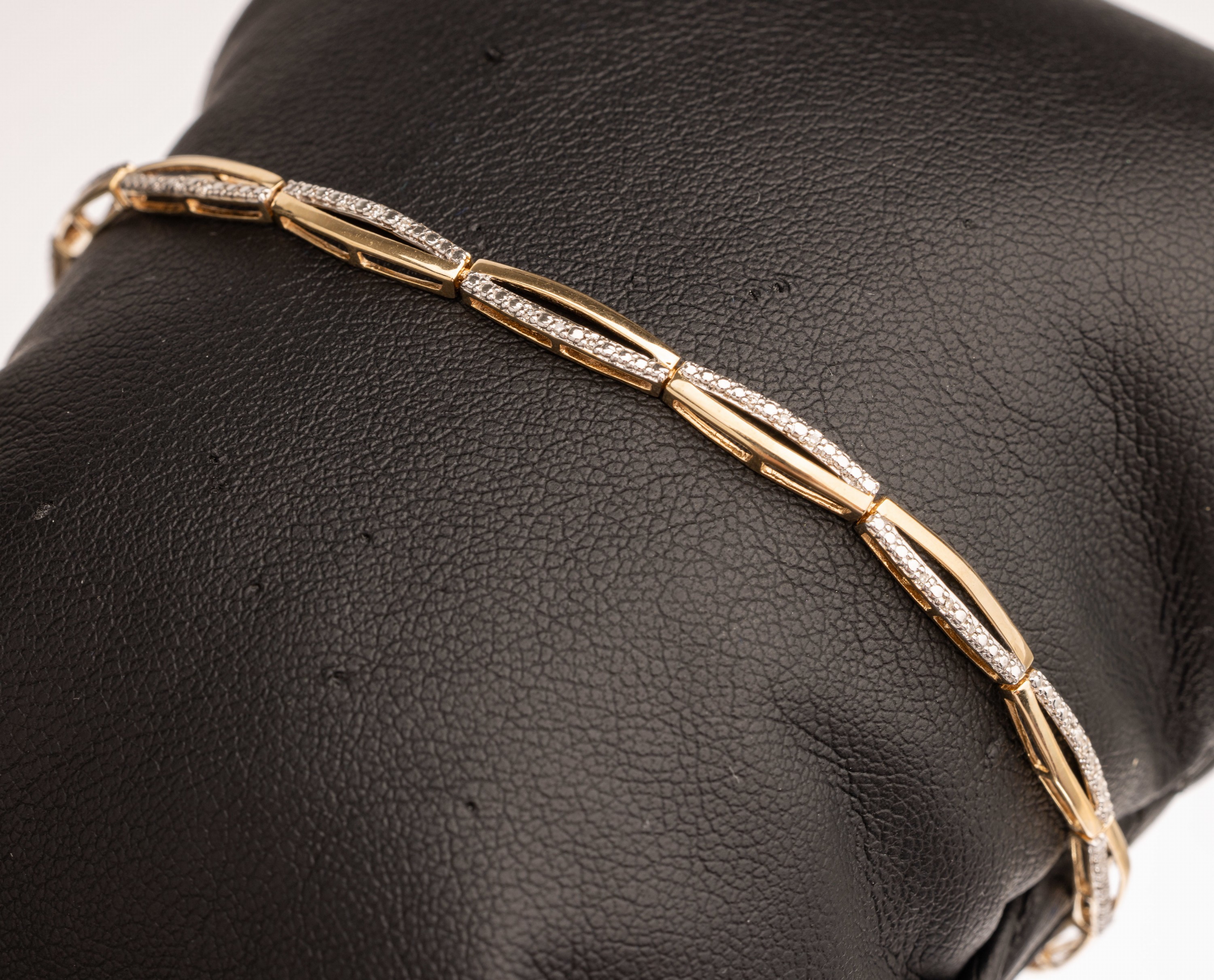14 kt Gold Armband, GG/WG 585/000, offen gearbeitete Glieder mit kl. Diamant- besatz zus. ca. 0.20 ct Weiß/si, L. ca. 18 cm, ca. 5.9 g