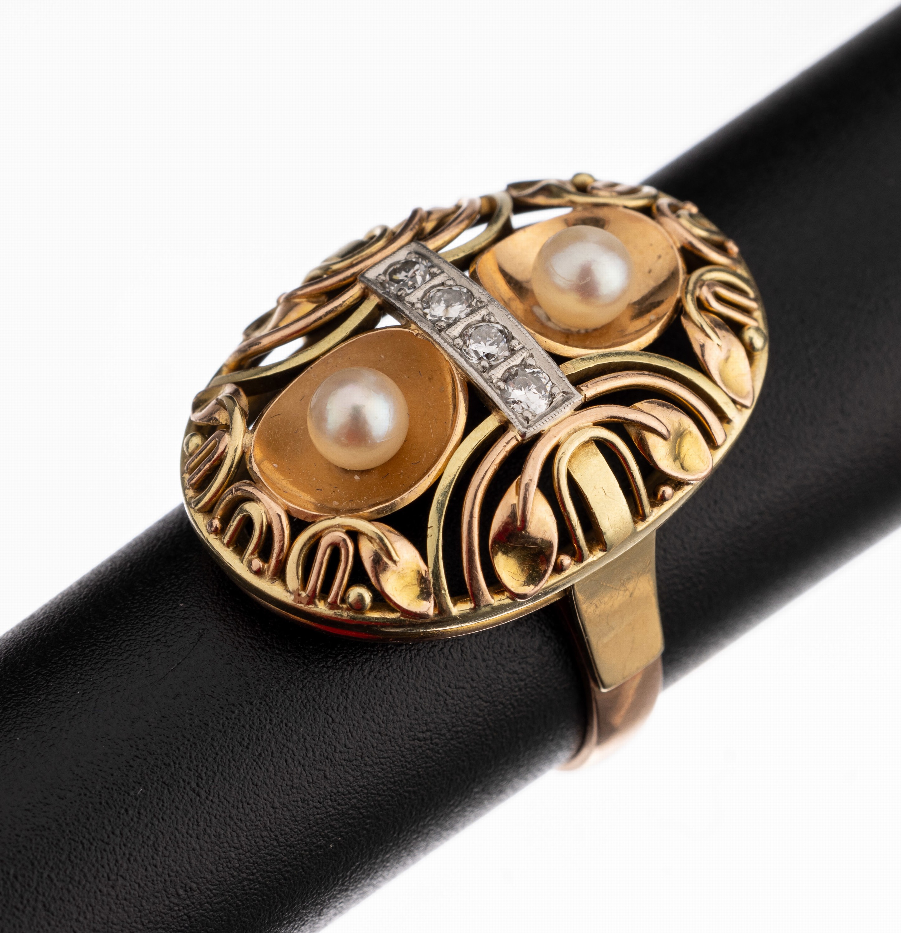 14 kt Gold Perl-Brillant-Ring, deutsch 1940er Jahre, GG/RG/WG 585/000, mittig 4 in WG gefasste Brillanten zus. ca. 0.12 ct Weiss/si, 2 Perlen in ...