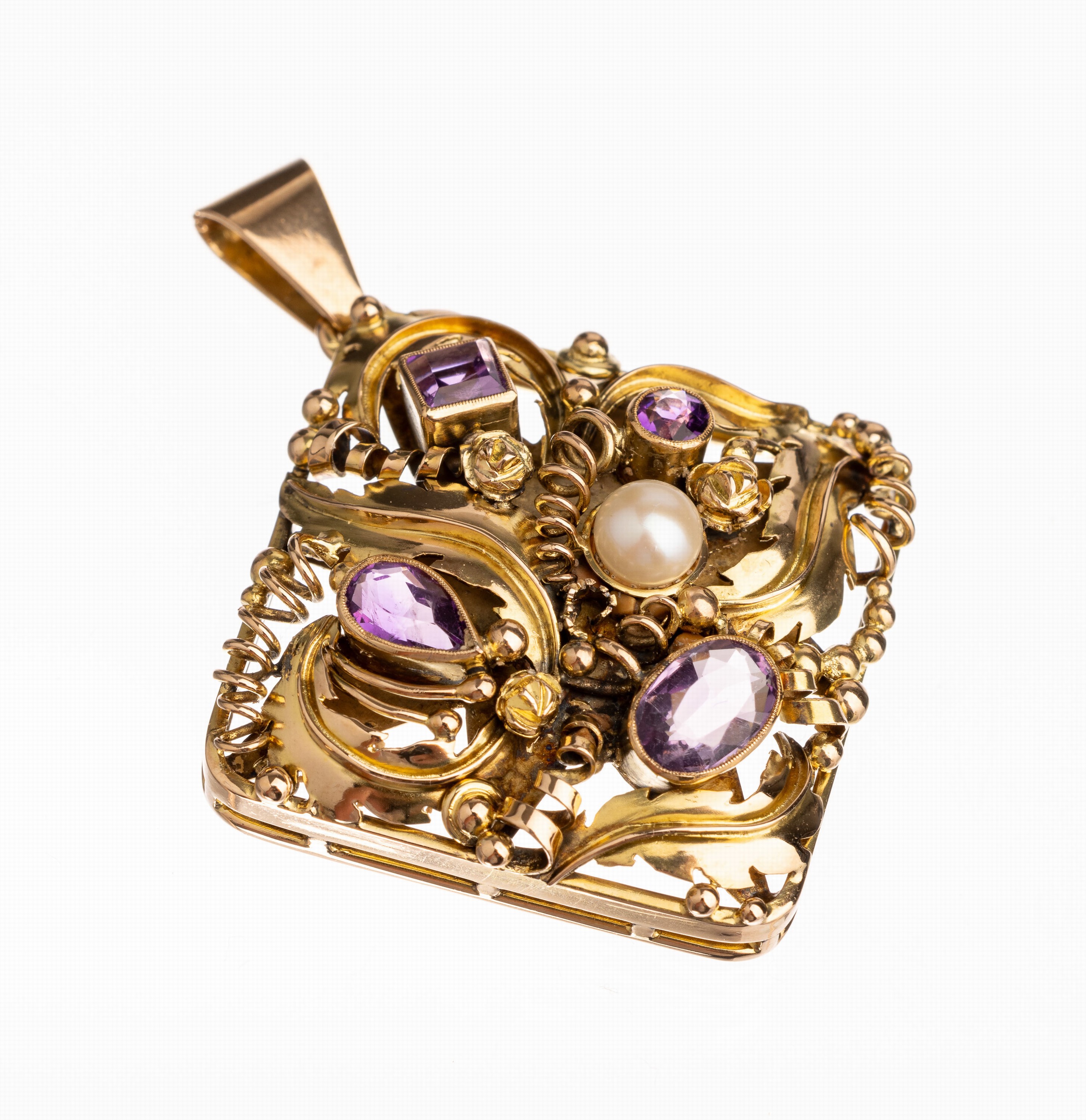 14 kt Gold Amethyst-Anhänger, 1930/40er Jahre, GG 585/000, florale Gestaltung, Blattdekor,Rosendekor, Granulatverz., facett. Amethyste zus. ca. 2.00 ...