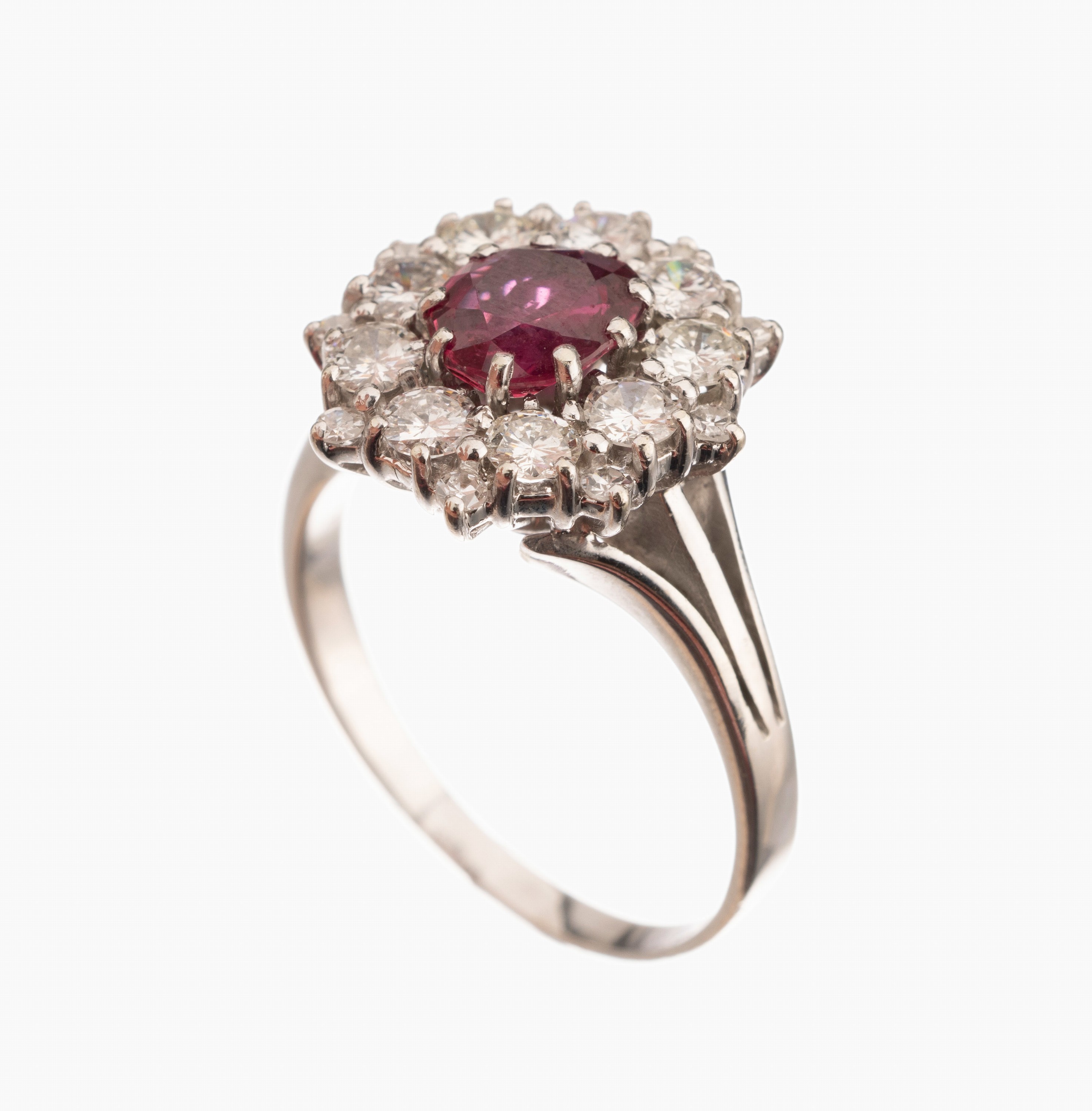 18 kt Gold Rubin-Diamant-Ring, WG 750/000, mittig ovalfacett. Rubin ca. 1.0 ct, umgeben von 9 Brillanten und 9 8/8-Diamanten zus. ca. 1.08 ct ...